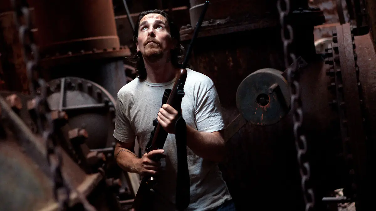 HANDOUT - Christian Bale als Russell Baze in einer Szene des Kinofilms "Auge um Auge" (undatierte Filmszene). Der Thriller kommt am 03.04.2014 in die deutschen Kinos. Foto: Kerry Hayes/TOBIS Film (zu dpa-kinostarts vom 27.03.2014 - ACHTUNG: Verwendung nur für redaktionelle Zwecke im Zusammenhang mit der Berichterstattung über den genannten Film und nur bei Urheber-Nennung bis 26.06.2014) +++(c) dpa - Bildfunk+++