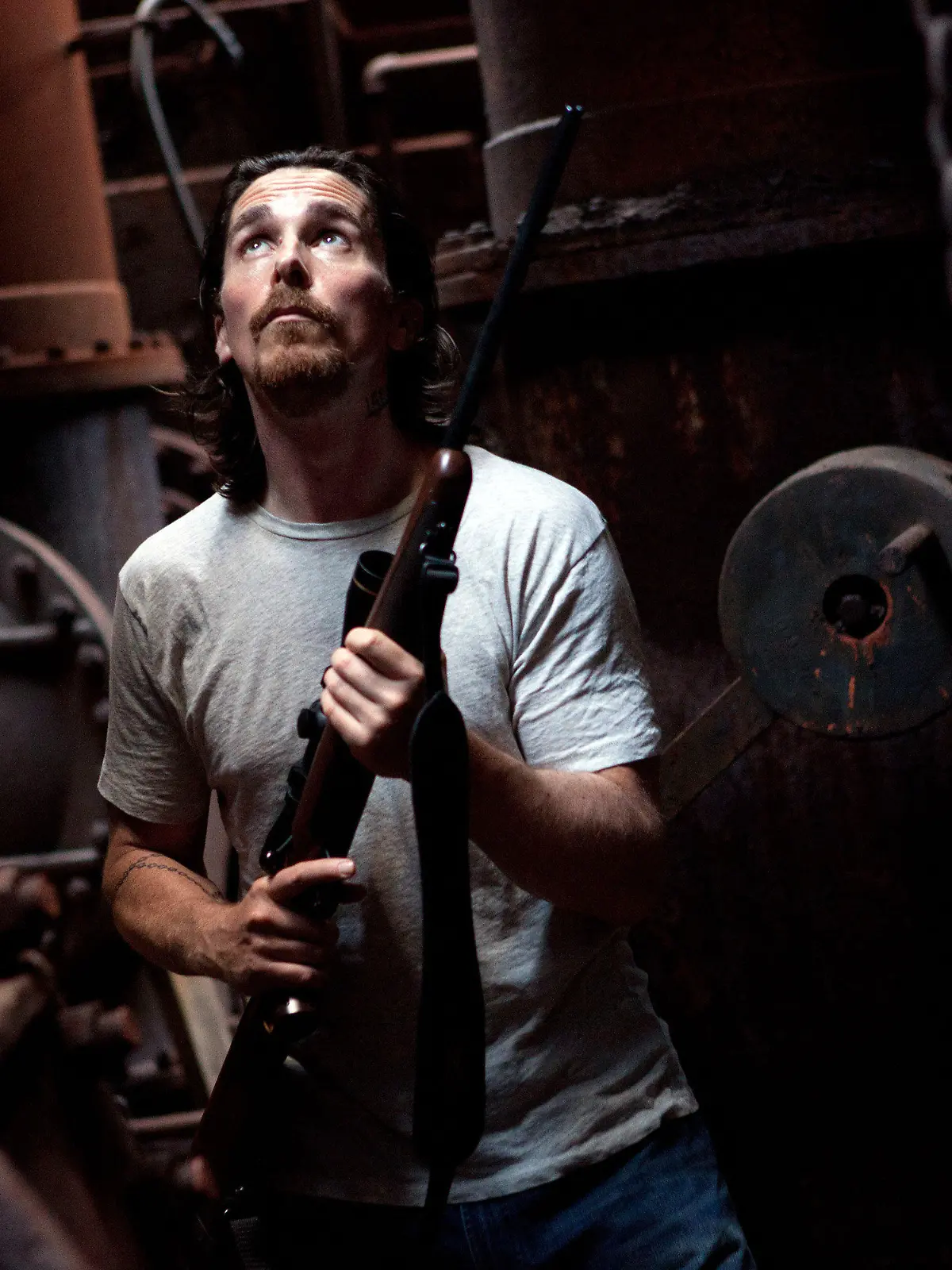 HANDOUT - Christian Bale als Russell Baze in einer Szene des Kinofilms "Auge um Auge" (undatierte Filmszene). Der Thriller kommt am 03.04.2014 in die deutschen Kinos. Foto: Kerry Hayes/TOBIS Film (zu dpa-kinostarts vom 27.03.2014 - ACHTUNG: Verwendung nur für redaktionelle Zwecke im Zusammenhang mit der Berichterstattung über den genannten Film und nur bei Urheber-Nennung bis 26.06.2014) +++(c) dpa - Bildfunk+++