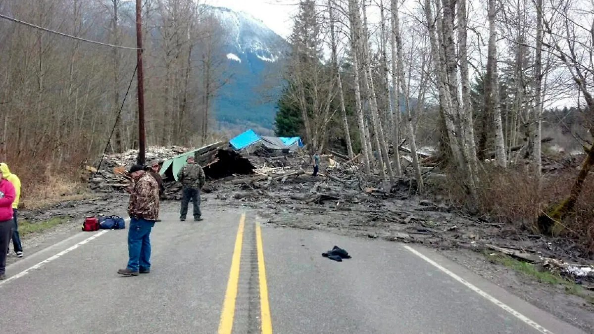 epa04136953 A handout image released by the Washington State Patrol shows emergency workers assisting at the scene of a mudslide which destroyed several homes and killed at least three people in Oso, Washington, USA, 22 March 2014. EPA/WASHINGTON STATE PATROL / HANDOU BETTER QUALITY RETRANSMISSION HANDOUT EDITORIAL USE ONLY/NO SALES +++(c) dpa - Bildfunk+++