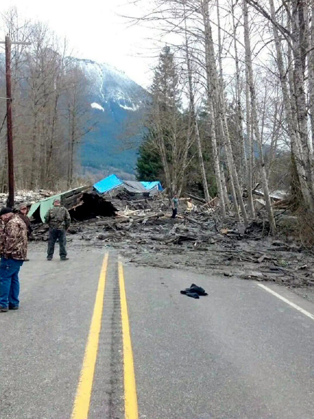 epa04136953 A handout image released by the Washington State Patrol shows emergency workers assisting at the scene of a mudslide which destroyed several homes and killed at least three people in Oso, Washington, USA, 22 March 2014. EPA/WASHINGTON STATE PATROL / HANDOU BETTER QUALITY RETRANSMISSION HANDOUT EDITORIAL USE ONLY/NO SALES +++(c) dpa - Bildfunk+++