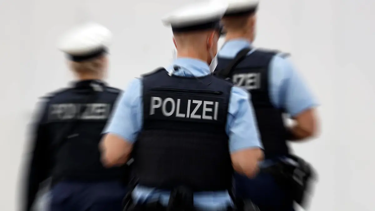 Eine Streife der Bundespolizei mit Videoaufzeichnung und Bodycams im Hauptbahnhof Köln. Themenbild, Symbolbild Köln, 28.09.2021 *** A patrol of the Federal Police with video recording and bodycams in the main station of Cologne Topic image, symbol image Cologne, 28 09 2021 Foto:xC.xHardtx/xFuturexImage 