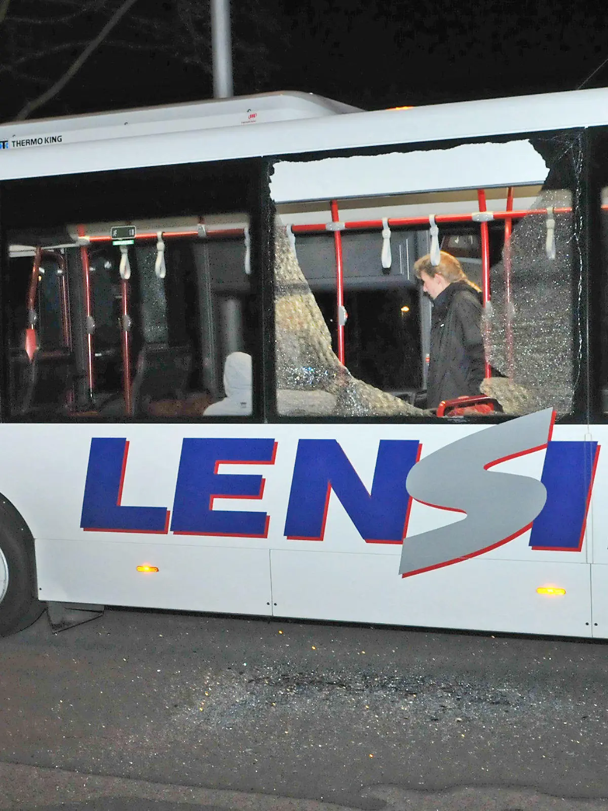 An einem fahrenden Linienbus in Dorsten (Kreis Recklinghausen) sind am 13.03.2014 mehrere Scheiben zerstört worden. Eine Scheibe zersprang am Donnerstagabend komplett, zwei weitere wurden dabei beschädigt, wie die Polizei mitteilte. Die Beamten wollen nach derzeitigem Ermittlungsstand weder einen Gebrauch von Schusswaffen noch andere Einwirkungen von außen ausschließen. Der 40 Jahre alte Busfahrer und die fünf Fahrgäste blieben unverletzt. Der Bus wurde für die Ermittlungen sichergestellt. Foto: Guido Bludau/dpa +++(c) dpa - Bildfunk+++