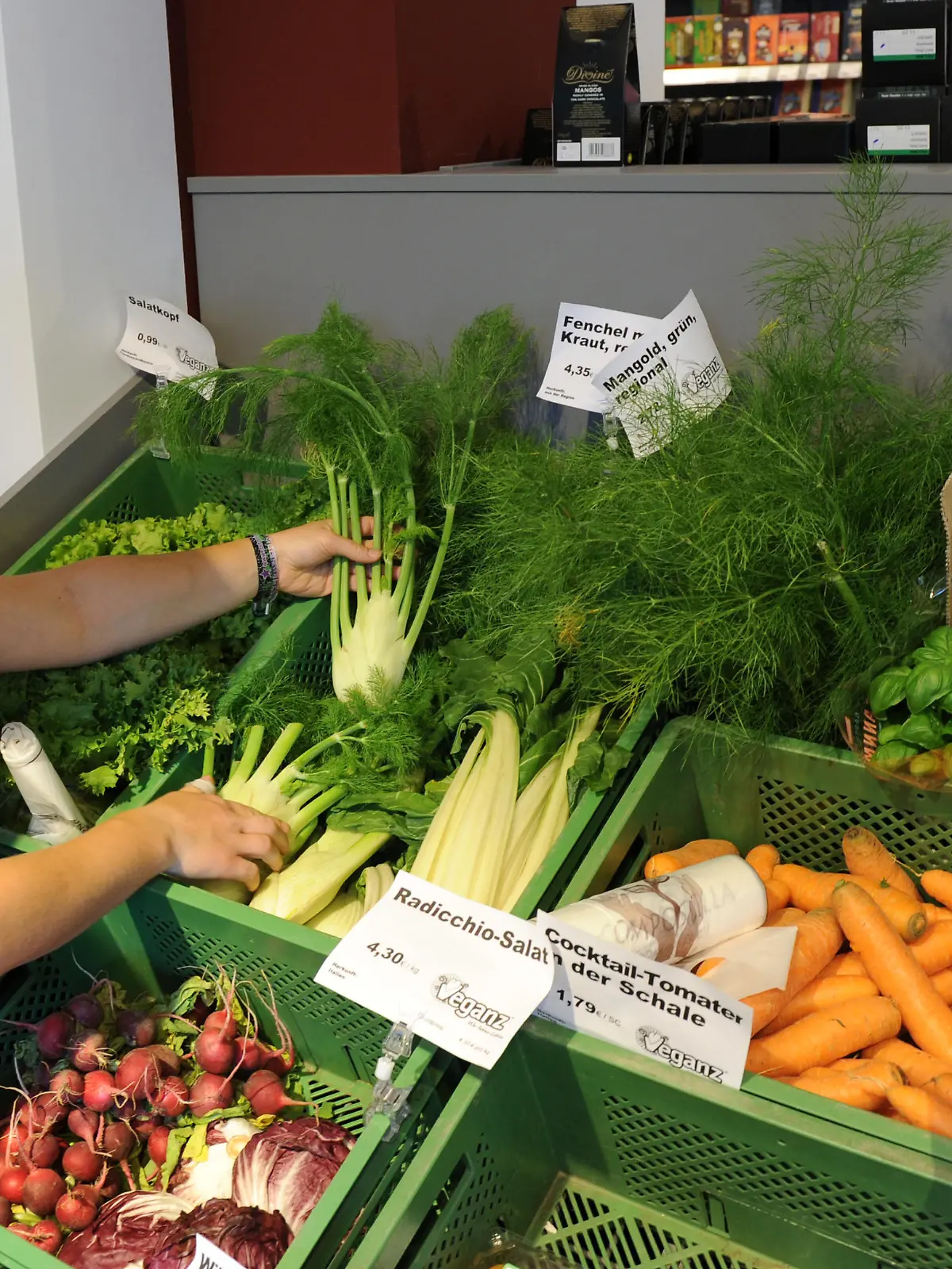 Blick über das Sortiment des ersten veganen Vollsortiment-Supermarkts Europas "Veganz" in der Schivelbeiner Straße in Berlin-Prenzlauer Berg, das etwa 6.000 Produkte von über 70 Firmen aus aller Welt umfasst, fotografiert am Dienstag (09.08.2011). Neben Obst und Gemüse besteht das Sortiment aus Fleisch-, Fisch-, Milch- und Käseersatzprodukten, Kosmetik, Wasch- und Reinigungsmitteln. Ein Backshop und Cafe versorgt mit veganen und rohköstlichen Spezialitäten. Foto: Jens Kalaene