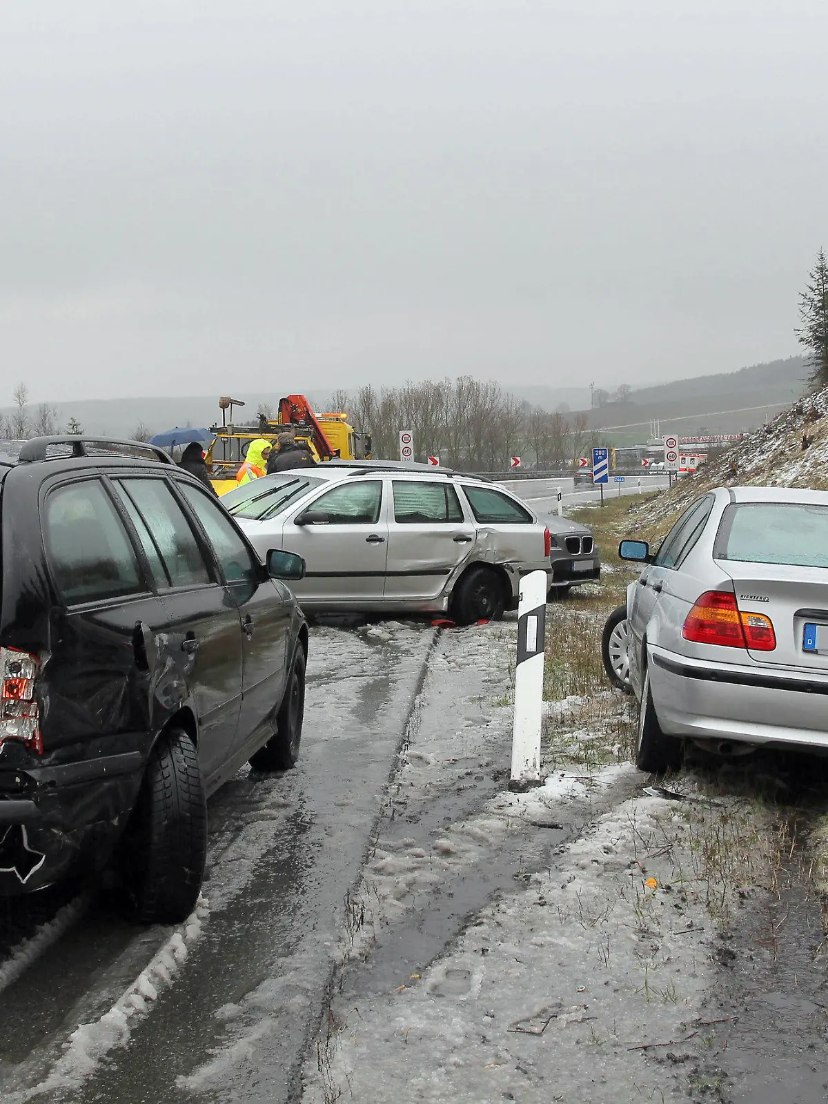 Blitzeis und überfrierende Nässe haben am Sonntagnachmittag (23.03.2014) auf der Autobahn A 9 kurz vor der Rastanlage Rudolphstein (Landkreis Hof) eine Massenkarambolage ausgeloest. Nach Angaben der Autobahnpolizei krachten auf einem 400 Meter langen Abschnitt acht PKW ineinander. Foto: News5 / Fricke / dpa +++(c) dpa - Bildfunk+++