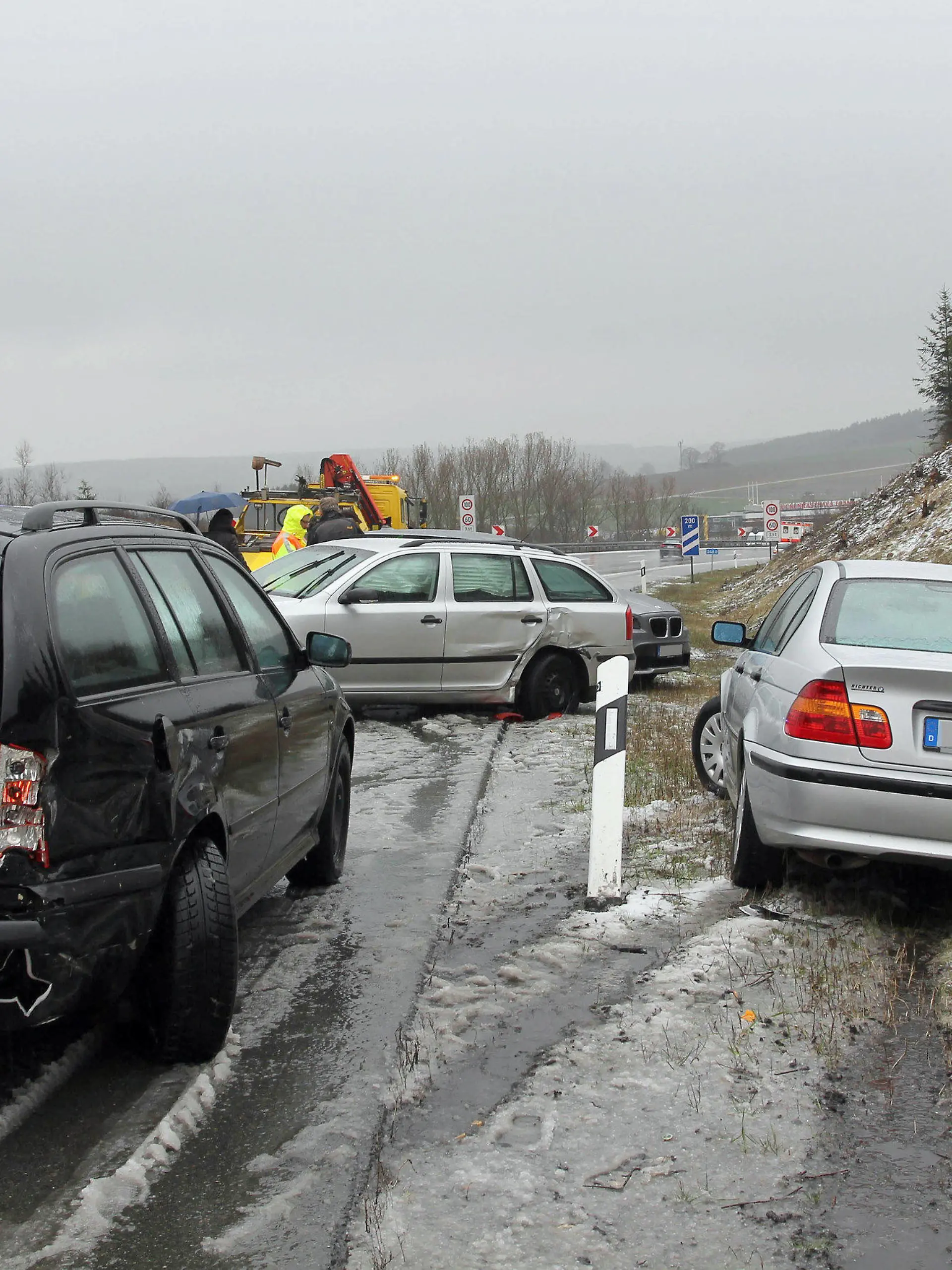 Blitzeis und überfrierende Nässe haben am Sonntagnachmittag (23.03.2014) auf der Autobahn A 9 kurz vor der Rastanlage Rudolphstein (Landkreis Hof) eine Massenkarambolage ausgeloest. Nach Angaben der Autobahnpolizei krachten auf einem 400 Meter langen Abschnitt acht PKW ineinander. Foto: News5 / Fricke / dpa +++(c) dpa - Bildfunk+++
