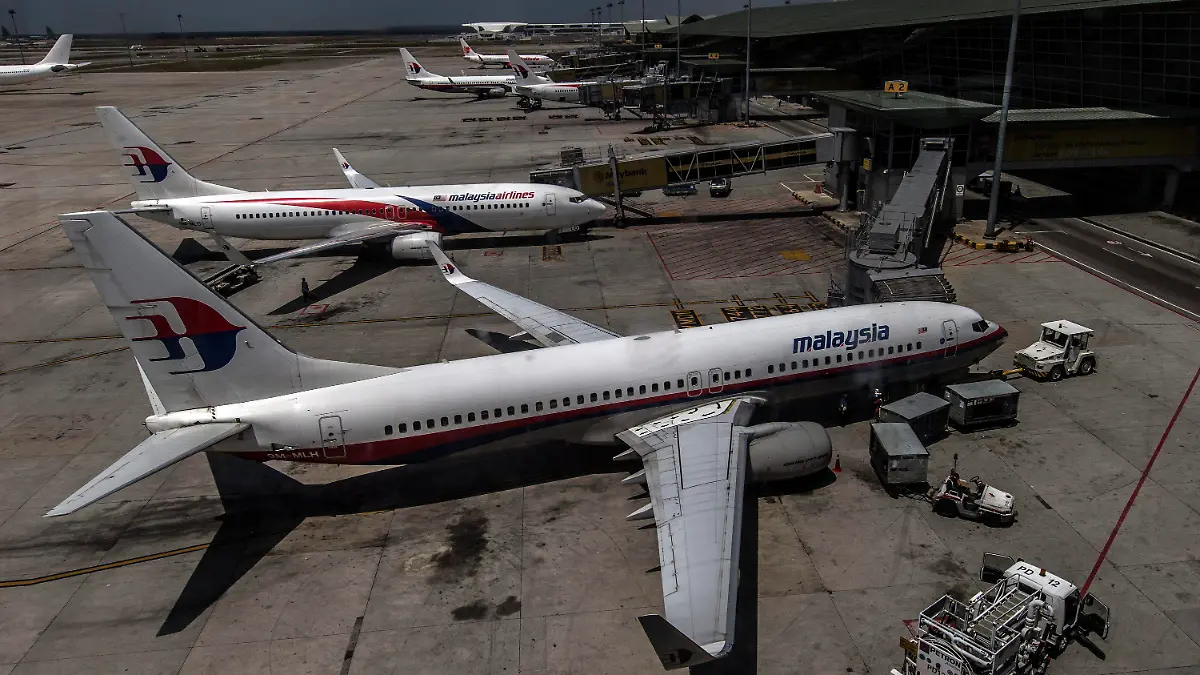 epa04131705 Malaysian Airlines planes are seen at Kuala Lumpur International Airport viewing gallery, Sepang, Selangor, Malaysia 19 March 2014. The search for missing Malaysia Airlines flight MH370 spans an area almost as big as Australia on both sides of the equator, covering the deep seas of the Indian Ocean and the rugged terrain of Central Asia. A total of 25 countries are helping Malaysia search for the jetliner that was carrying 239 passengers and crew en route to Beijing from Kuala Lumpur when it radically changed course. EPA/AHMAD YUSNI +++(c) dpa - Bildfunk+++