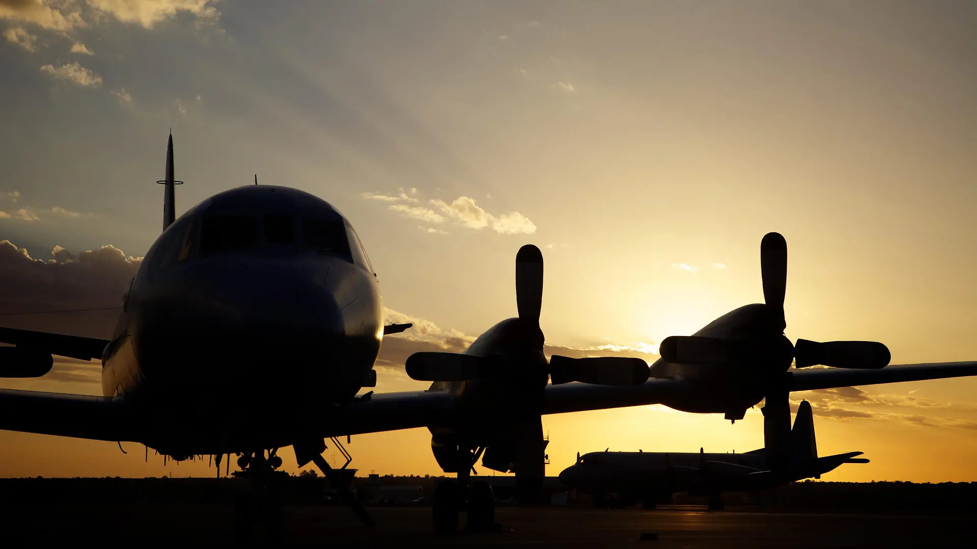 epa04135599 A Royal Australian Air Force (RAAF) AP-3C Orion aircraft from 92 Wing is on the flight line at dusk at RAAF base Pearce in Perth, Western Australia, 21 March 2014, after completing search missions for Flight MH370. The search is being conducted in an area 2,500km off the South West coast of Perth after the Malaysian Airways aircraft went missing on 08 March 2014 whilst on a flight between Kuala Lumpur and Beijing. More planes and ships were set to join an international effort scouring a 23,000-square-kilometre patch of the southern Indian Ocean for possible debris from a missing Malaysia Airlines plane. Two aircraft each from China and Japan will arrive in Australia this weekend to join the search for debris from a missing Malaysia Airlines jet. EPA/RICHARD WAINWRIGHT AUSTRALIA AND NEW ZEALAND OUT +++(c) dpa - Bildfunk+++