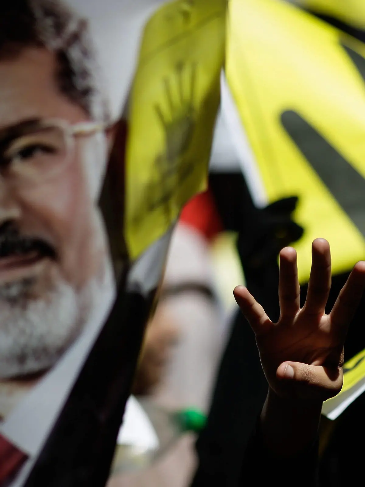 (FILE) epa03834617 Egyptians supporters of ousted president Morsi hold posters depicting him and others depicting a hand in a sign of the number four during a Friday protest called for by the Muslim Brotherhood in Helwan, Egypt, 23 August 2013.  EPA/EMAN HELAL (zu dpa: "529 Todesurteile bei Massenprozess gegen Islamisten in Ägypten" vom 24.03.2014) +++(c) dpa - Bildfunk+++