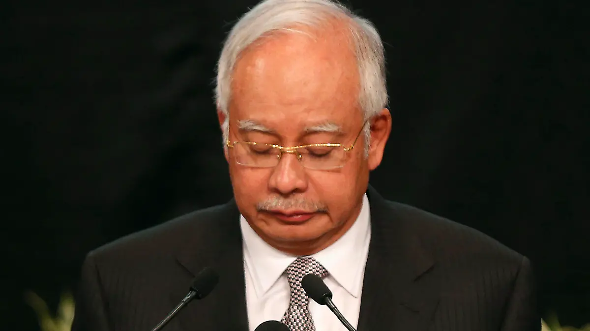 Malaysia's Prime Minister Najib Razak makes an announcement on the latest development on the missing Malaysia Airlines MH370 plane at Putra World Trade Center in Kuala Lumpur March 24, 2014. Prime Minister Najib has told families of passengers of a missing Malaysian airliner that the plane ended its journey in the southern Indian Ocean, he said on Monday. REUTERS/Edgar Su (MALAYSIA - Tags: DISASTER TRANSPORT POLITICS TPX IMAGES OF THE DAY)