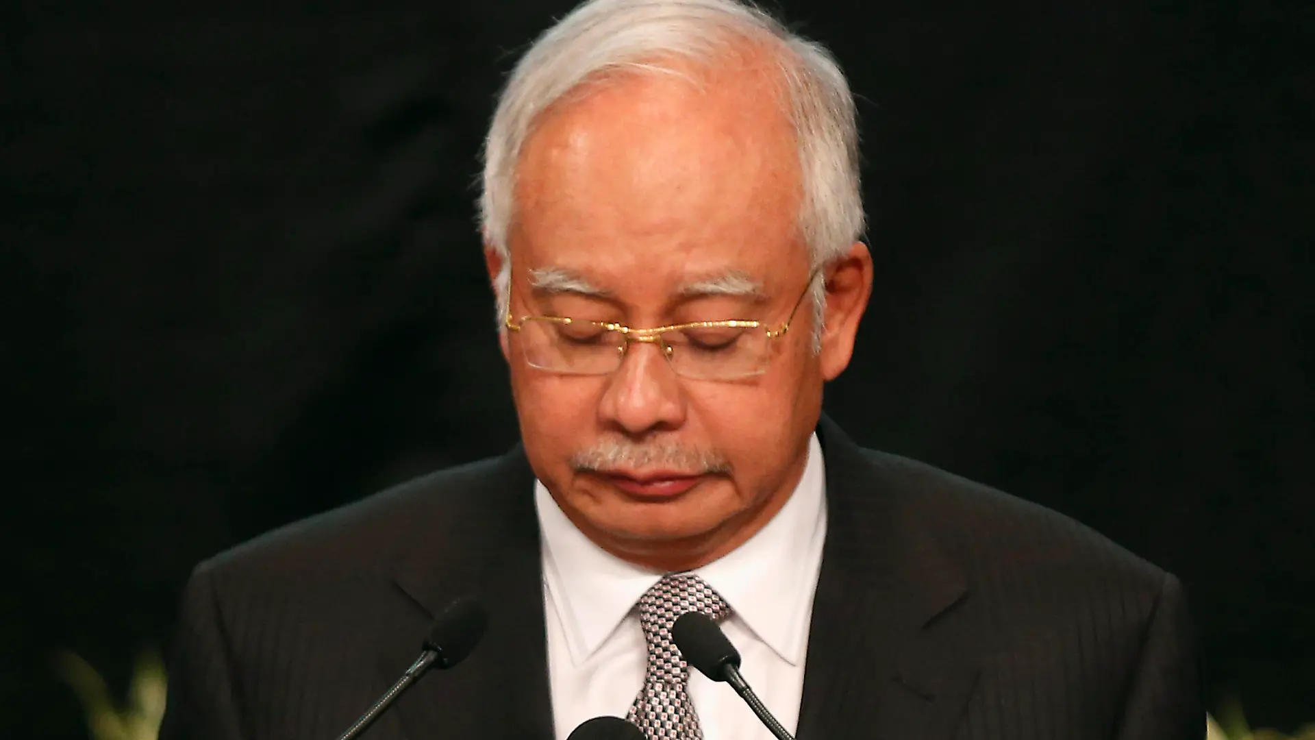 Malaysia's Prime Minister Najib Razak makes an announcement on the latest development on the missing Malaysia Airlines MH370 plane at Putra World Trade Center in Kuala Lumpur March 24, 2014. Prime Minister Najib has told families of passengers of a missing Malaysian airliner that the plane ended its journey in the southern Indian Ocean, he said on Monday. REUTERS/Edgar Su (MALAYSIA - Tags: DISASTER TRANSPORT POLITICS TPX IMAGES OF THE DAY)
