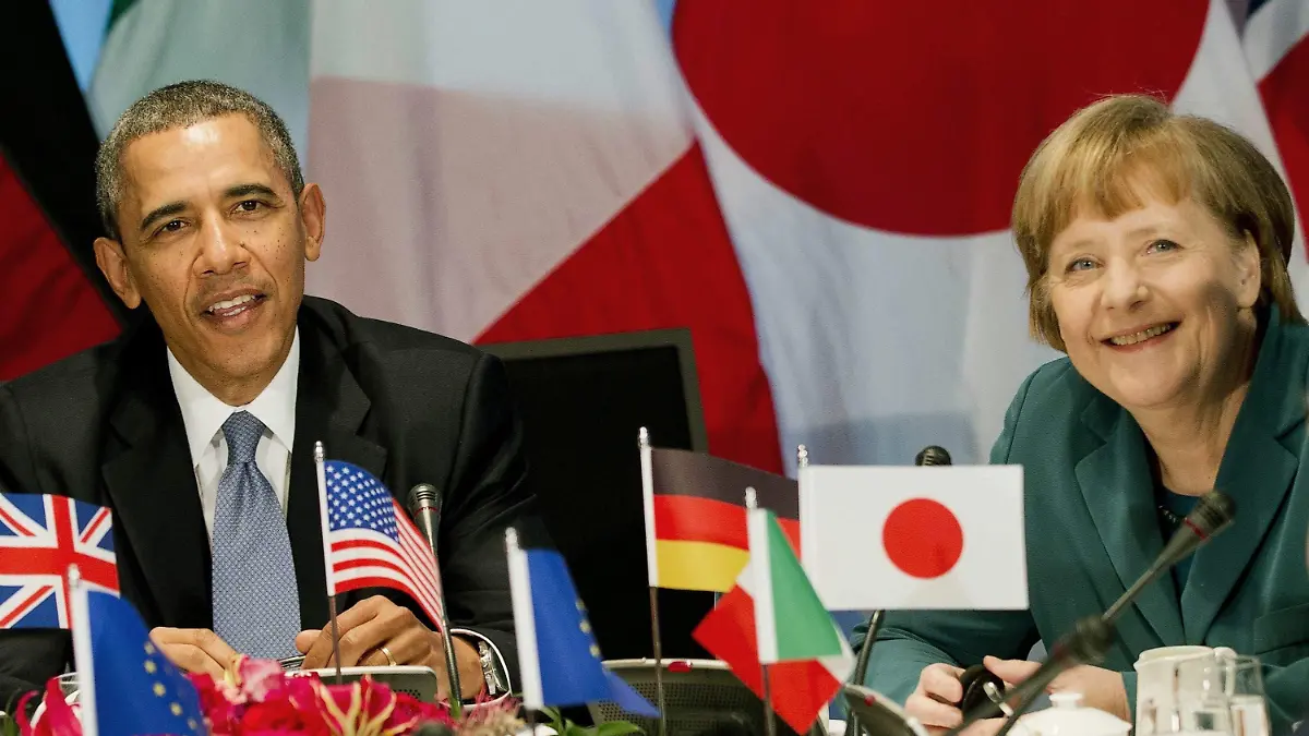 US President Barack Obama (L) and German Chancellor Angela Merkel (R) sit at a round table during the G7-meeting at the working residence Catshuis in The Hague, The Netherlands, 24 March 2014. Representatives of 53 countries will discuss ways to protect against terrorist attacks at the summit on nuclear safety on 24 and 25 March 2014. EPA/JERRY LAMPEN / POOL +++(c) dpa - Bildfunk+++