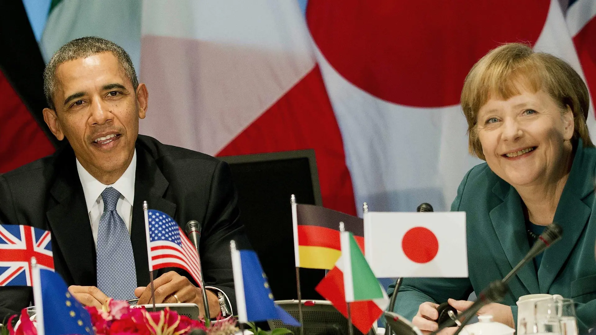 US President Barack Obama (L) and German Chancellor Angela Merkel (R) sit at a round table during the G7-meeting at the working residence Catshuis in The Hague, The Netherlands, 24 March 2014. Representatives of 53 countries will discuss ways to protect against terrorist attacks at the summit on nuclear safety on 24 and 25 March 2014. EPA/JERRY LAMPEN / POOL +++(c) dpa - Bildfunk+++