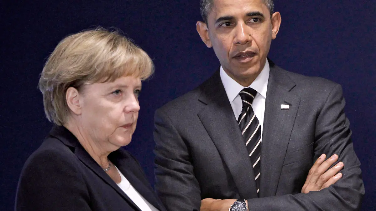 FILE -  German Chancellor Angela Merkel (L) and US President Barack Obama (R) chat prior to the second day of G20 summit, in Cannes, France, 04 November 2011.  EPA/GUILLAUME HORCAJUELO (zu dpa "Obama war angeblich in NSA-Abhörattacken gegen Merkel eingeweiht" vom 27.10.2013) +++(c) dpa - Bildfunk+++