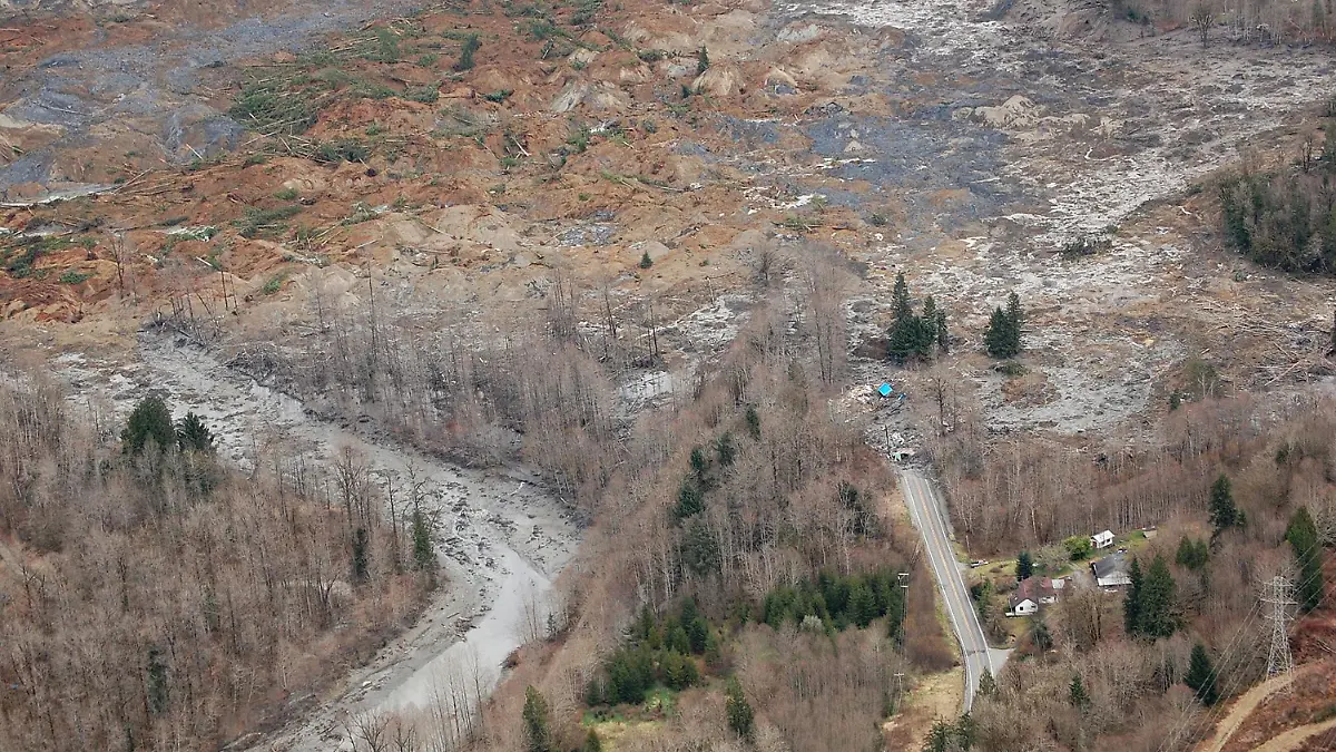 epa04139100 A handout image released 24 March by the Washington State Department of Transportation showing scene of a mudslide which destroyed several homes and killed at least eight people in Oso, Washington, USA, 23 March 2014. EPA/WSDOT / HANDOUT HANDOUT EDITORIAL USE ONLY/NO SALES +++(c) dpa - Bildfunk+++