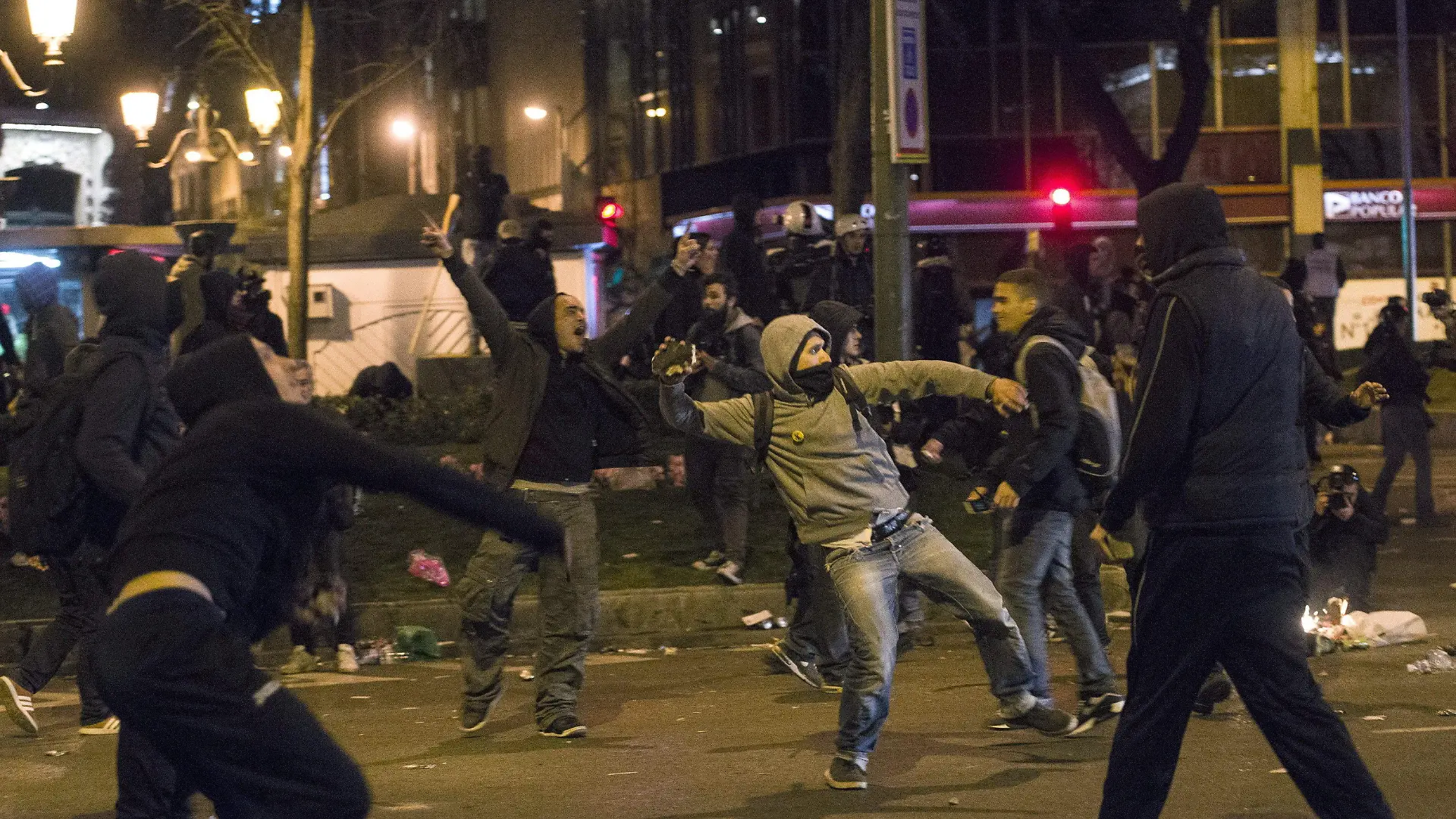 epa04136794 Riot police officers clash with demonstrators during the March for Dignity in Colon square, downtown Madrid, Spain, 22 March 2014, in a protest against the economic and social crisis; the Government's cuts, the labor reform and the new abortion law amongst other issues. Various cities in Spain have called different 'Marches for Dignity' in order to stress the importance of people's dignity despite the crisis and the need to change things to save the Spanish society. EPA/LUCA PIERGIOVANNI +++(c) dpa - Bildfunk+++