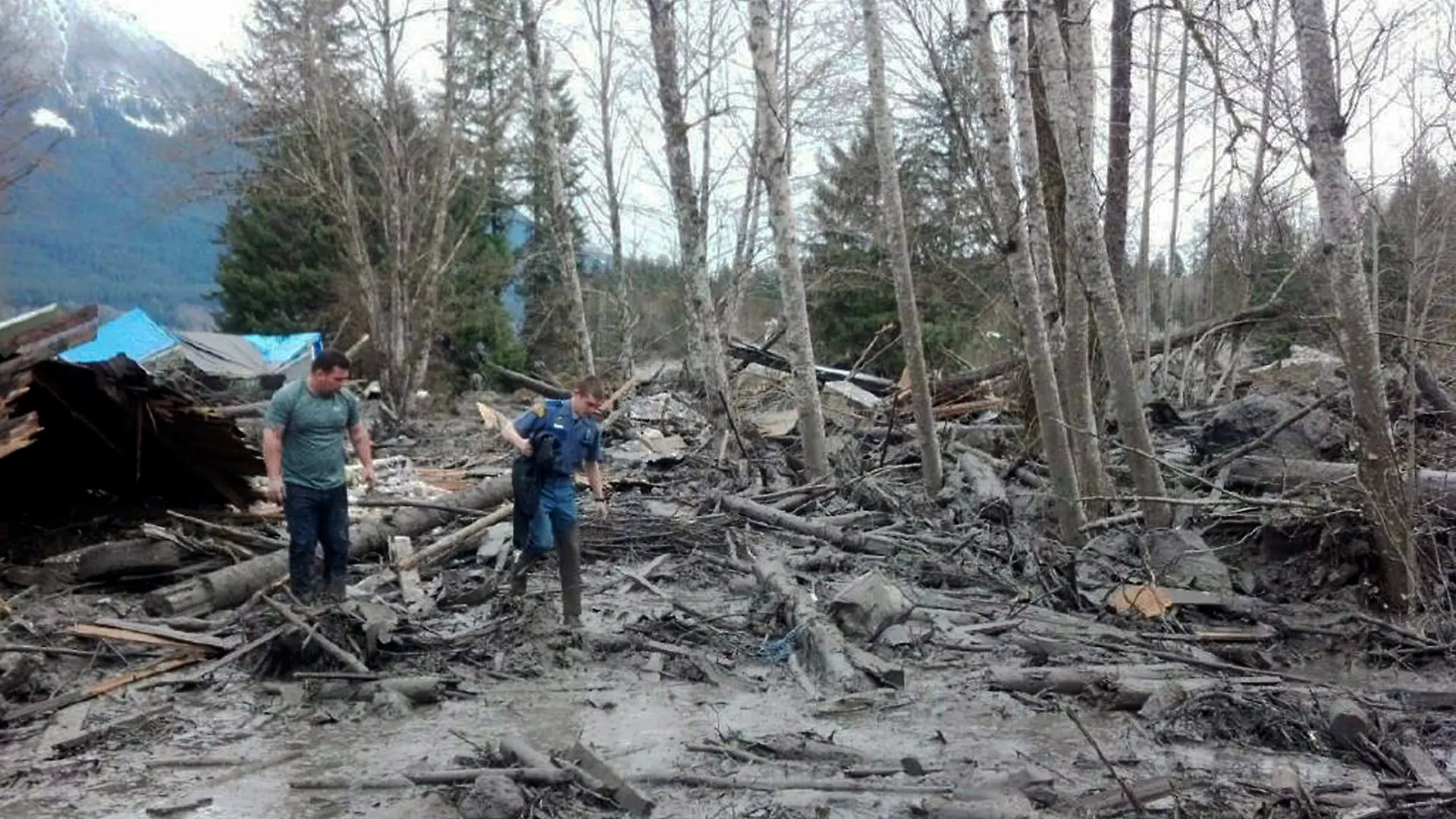 epa04136954 A handout image released by the Washington State Patrol shows emergency workers assisting at the scene of a mudslide which destroyed several homes and killed at least three people in Oso, Washington, USA, 22 March 2014. EPA/WASHINGTON STATE PATROL / HANDOU BETTER QUALITY RETRANSMISSION HANDOUT EDITORIAL USE ONLY/NO SALES +++(c) dpa - Bildfunk+++