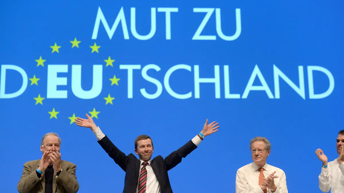 AfD-Bundesparteichef Bernd Lucke (2.v.l.) bedankt sich am 22.03.2014 nach seiner Rede auf dem Europaparteitag der Alternative für Deutschland (AfD) in Erfurt (Thüringen) für den Applaus. Die AfD will auf dem zweitägigen Parteitag unter anderem ihr Programm für die Europawahl am 25. Mai beschließen. Foto: Hendrik Schmidt/dpa +++(c) dpa - Bildfunk+++