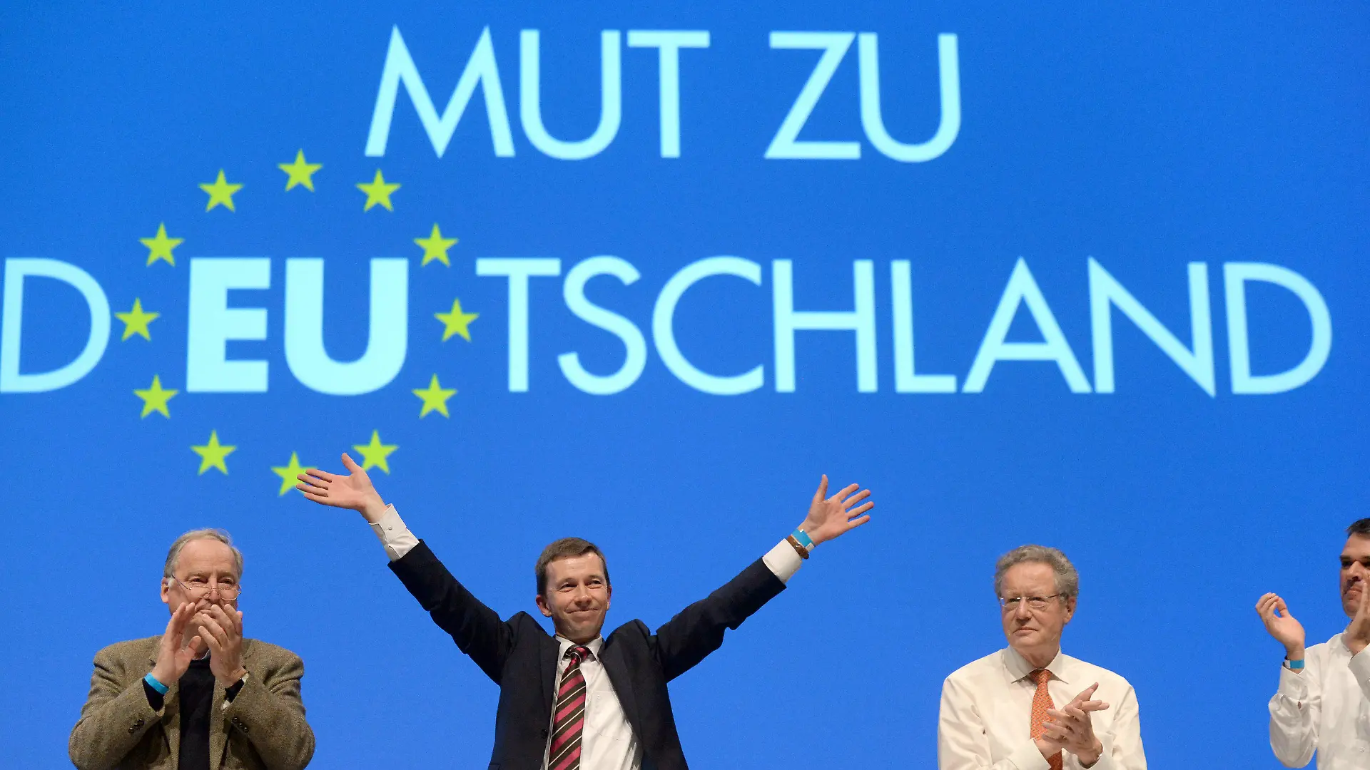 AfD-Bundesparteichef Bernd Lucke (2.v.l.) bedankt sich am 22.03.2014 nach seiner Rede auf dem Europaparteitag der Alternative für Deutschland (AfD) in Erfurt (Thüringen) für den Applaus. Die AfD will auf dem zweitägigen Parteitag unter anderem ihr Programm für die Europawahl am 25. Mai beschließen. Foto: Hendrik Schmidt/dpa +++(c) dpa - Bildfunk+++