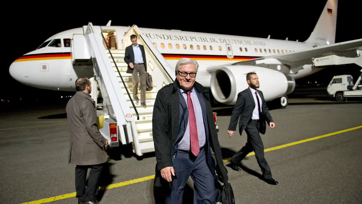 Bundesaußenminister Frank-Walter Steinmeier (SPD, M) steigt am 13.03.2014 in Berlin aus einen Airbus A319 der Flugbereitschaft der Luftwaffe aus. Steinmeier hatte zuvor für einen Tag Budapest, Ungarn, besucht, um dort die Vertreter der sogenannten "Visegrad-Staaten" (Ungarn, Tschechische Republik, Slowakei und Polen) zu treffen. Foto: Inga Kjer/dpa +++(c) dpa - Bildfunk+++