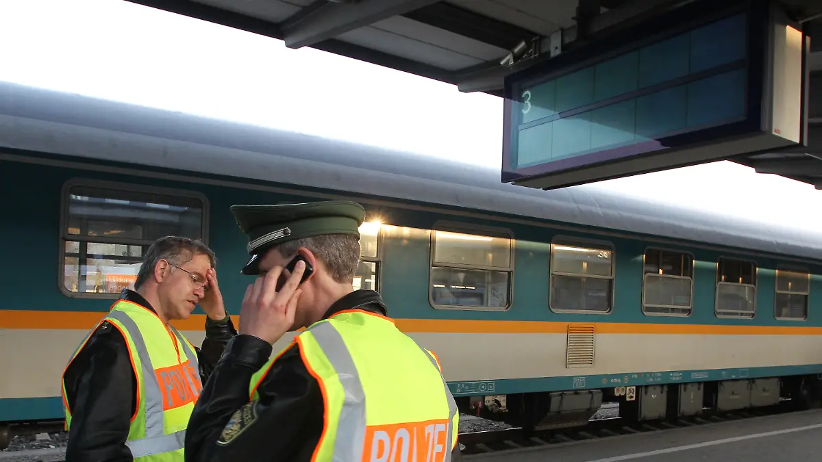 Polizisten stehen am 21.03.2014 im Bahnhof von Kempten (Bayern) vor dem Regionalzug München-Lindau. Bei einer blutigen Auseinandersetzung zwischen Polizisten und Fahrgästen in einem fahrenden Zug ist im Allgäu ein Mann ums Leben gekommen. Drei weitere Männer, darunter die beiden Bundespolizisten, wurden schwer verletzt. Foto: Karl-Josef Hildenbrand/dpa +++(c) dpa - Bildfunk+++