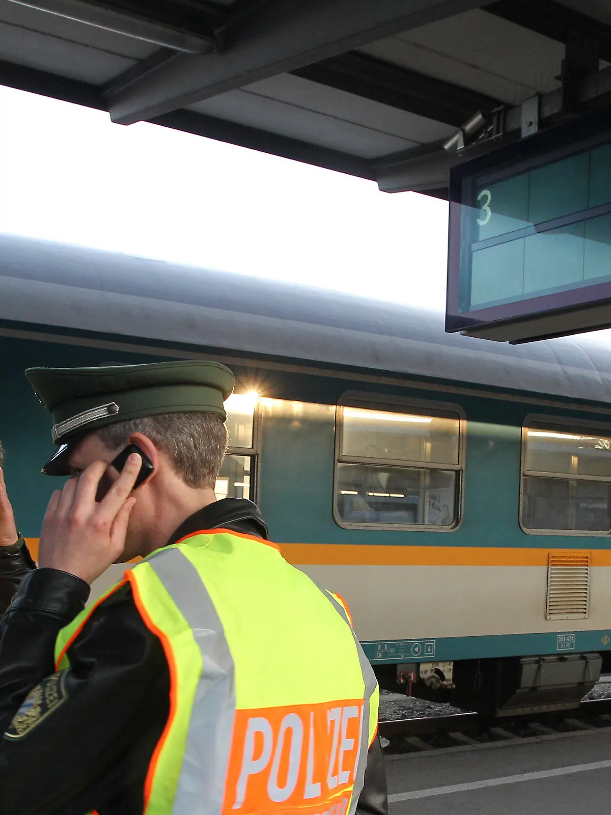 Polizisten stehen am 21.03.2014 im Bahnhof von Kempten (Bayern) vor dem Regionalzug München-Lindau. Bei einer blutigen Auseinandersetzung zwischen Polizisten und Fahrgästen in einem fahrenden Zug ist im Allgäu ein Mann ums Leben gekommen. Drei weitere Männer, darunter die beiden Bundespolizisten, wurden schwer verletzt. Foto: Karl-Josef Hildenbrand/dpa +++(c) dpa - Bildfunk+++