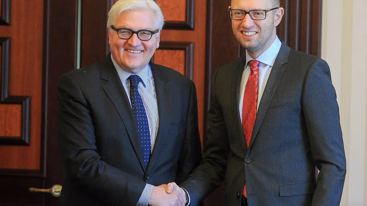 epa04135886 German Foreign Minister Frank-Walter Steinmeier (L) poses with Ukraine's acting Prime Minister Arseniy Yatsenyuk (R) at the Ukrainian government building in Kiev, Ukraine, 22 March 2014. Steinmeier earlier the same day arrived in Ukraine for meeting with Yatsenyuk and interim President Oleksandr Turchynov. The visit was reported to be meant to secure Germany's political support and economic support for Ukraine and to urge the new government to cater to the interests of its ethnic Russian minority. Steinmeier is also expected to visit the eastern Ukrainian region of Donetsk. EPA/ANDREW KRAVCHENKO +++(c) dpa - Bildfunk+++