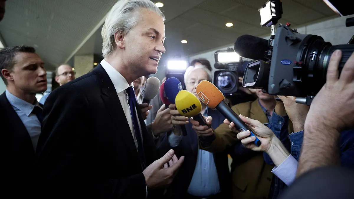 epa04133884 Dutch Party for Freedom (PVV) leader Geert Wilders talks to the press in the Parliament building in The Hague, The Netherlands, 20 March 2014. Wilders led his followers into an anti-Moroccan chant during a party after the Dutch municipal council elections held on 19 March, and received a lot of criticism for doing so. EPA/VALERIE KUYPERS +++(c) dpa - Bildfunk+++