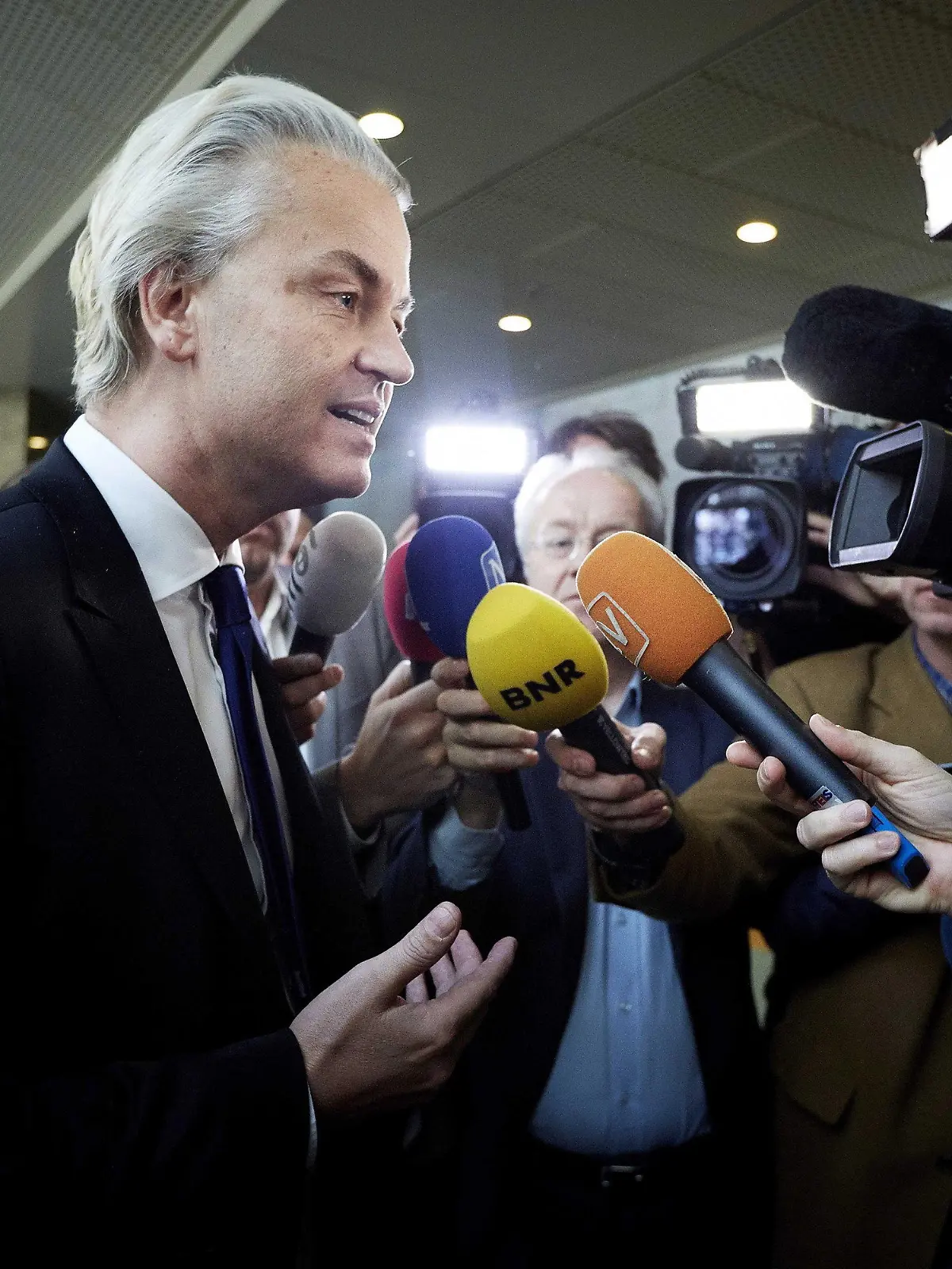 epa04133884 Dutch Party for Freedom (PVV) leader Geert Wilders talks to the press in the Parliament building in The Hague, The Netherlands, 20 March 2014. Wilders led his followers into an anti-Moroccan chant during a party after the Dutch municipal council elections held on 19 March, and received a lot of criticism for doing so. EPA/VALERIE KUYPERS +++(c) dpa - Bildfunk+++