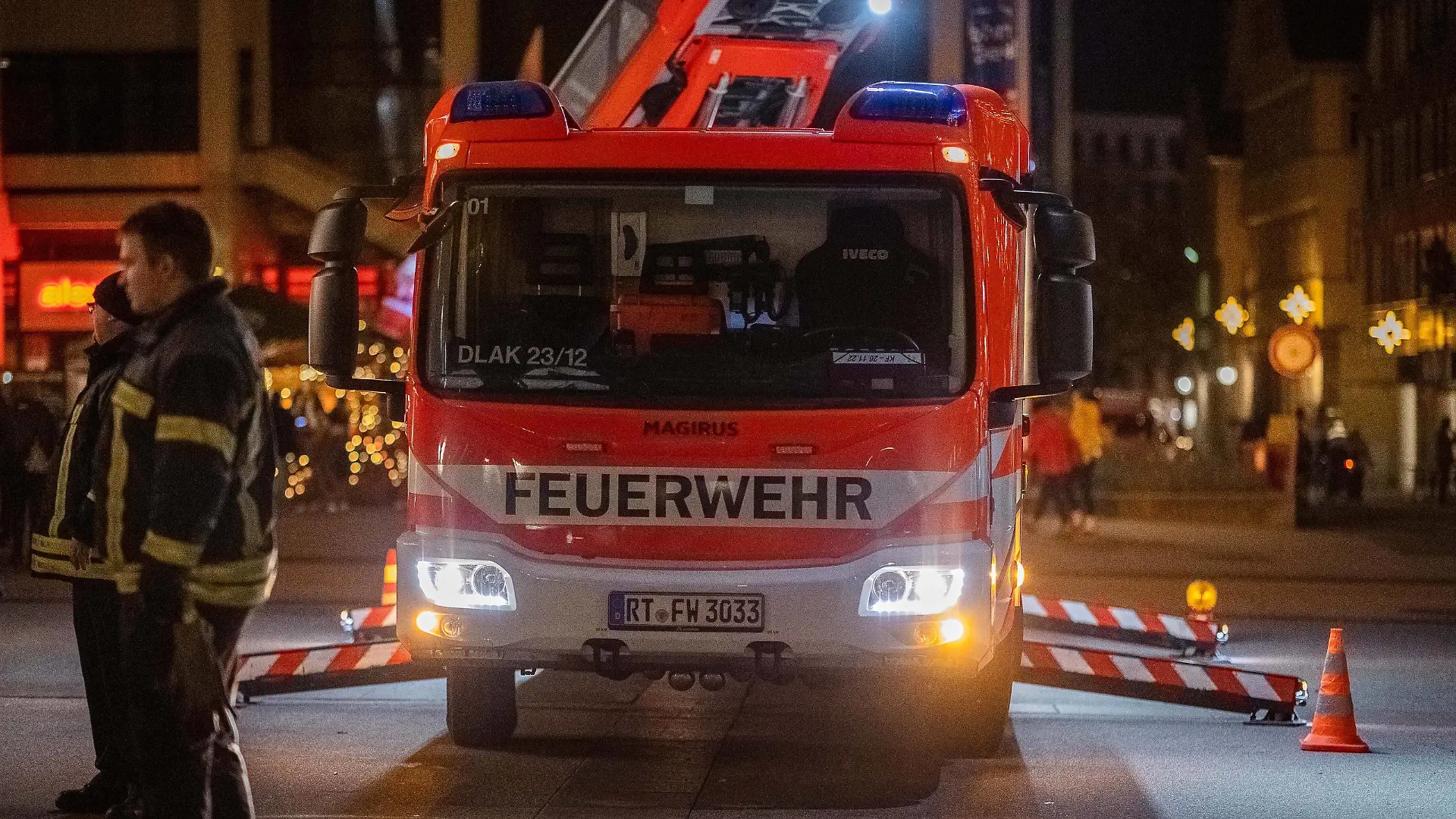 Reutlingen 175 Jahre Feuerwehr Reutlingen auf dem Reutlinger Marktplatz, Kinderfeuerwehr und Laternelauf, 25.11.2022, 175 Jahre Feuerwehr Reutlingen auf dem Reutlinger Marktplatz, Kinderfeuerwehr und Laternelauf, Drehleiter, 25.11.2022, *** Reutlingen 175th anniversary of the Reutlingen Fire Department at the Reutlingen marketplace, childrens fire department and lantern run, 25 11 2022, 175th anniversary of the Reutlingen Fire Department at the Reutlingen marketplace, childrens fire department and lantern run, turntable ladder, 25 11 2022, Copyright: xEibner-Pressefoto/DimitrixDrofitx EP_ddh