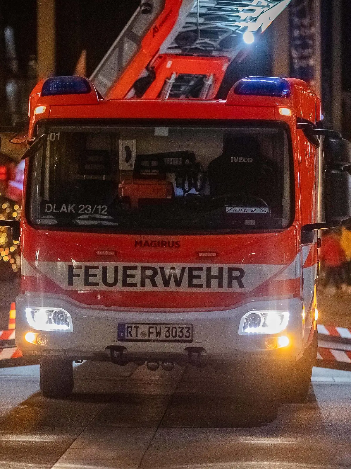  Reutlingen 175 Jahre Feuerwehr Reutlingen auf dem Reutlinger Marktplatz, Kinderfeuerwehr und Laternelauf, 25.11.2022, 175 Jahre Feuerwehr Reutlingen auf dem Reutlinger Marktplatz, Kinderfeuerwehr und Laternelauf, Drehleiter, 25.11.2022, *** Reutlingen 175th anniversary of the Reutlingen Fire Department at the Reutlingen marketplace, childrens fire department and lantern run, 25 11 2022, 175th anniversary of the Reutlingen Fire Department at the Reutlingen marketplace, childrens fire department and lantern run, turntable ladder, 25 11 2022, Copyright: xEibner-Pressefoto/DimitrixDrofitx EP_ddh