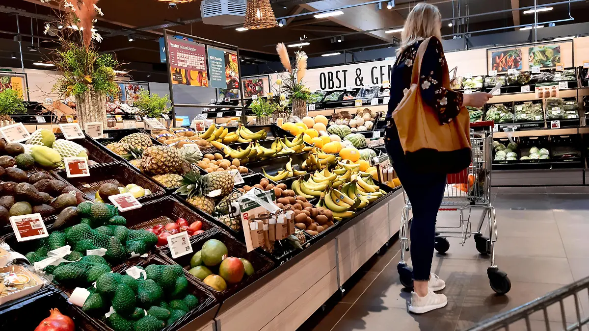 Einkauf in einem Supermarkt oder Discounter zu Zeiten von Corona und Krieg in der Ukraine. Einkauf in Zeiten von Corona und Krieg in der Ukraine *** Shopping in a supermarket or discount store at the time of Corona and war in Ukraine Shopping at the time of Corona and war in Ukraine