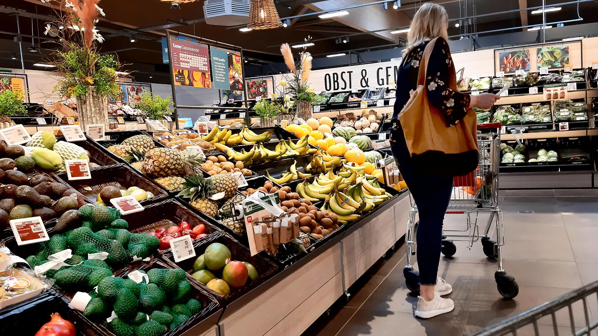 Einkauf in einem Supermarkt oder Discounter zu Zeiten von Corona und Krieg in der Ukraine. Einkauf in Zeiten von Corona und Krieg in der Ukraine *** Shopping in a supermarket or discount store at the time of Corona and war in Ukraine Shopping at the time of Corona and war in Ukraine