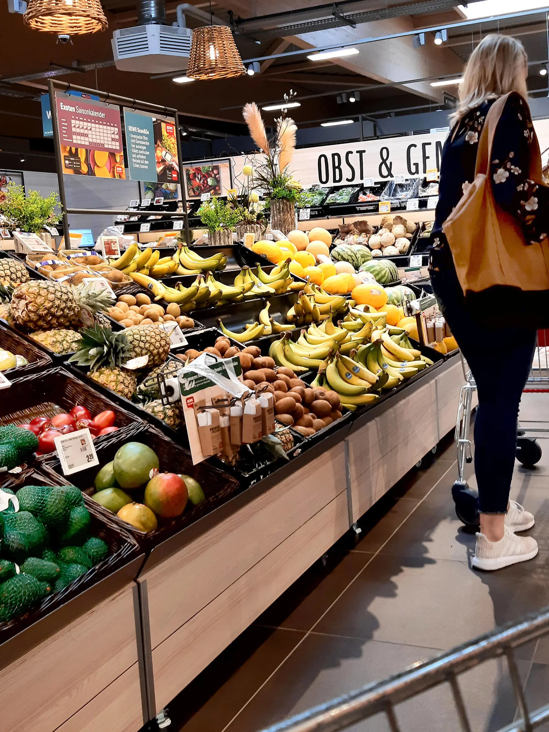  Einkauf in einem Supermarkt oder Discounter zu Zeiten von Corona und Krieg in der Ukraine. Einkauf in Zeiten von Corona und Krieg in der Ukraine *** Shopping in a supermarket or discount store at the time of Corona and war in Ukraine Shopping at the time of Corona and war in Ukraine