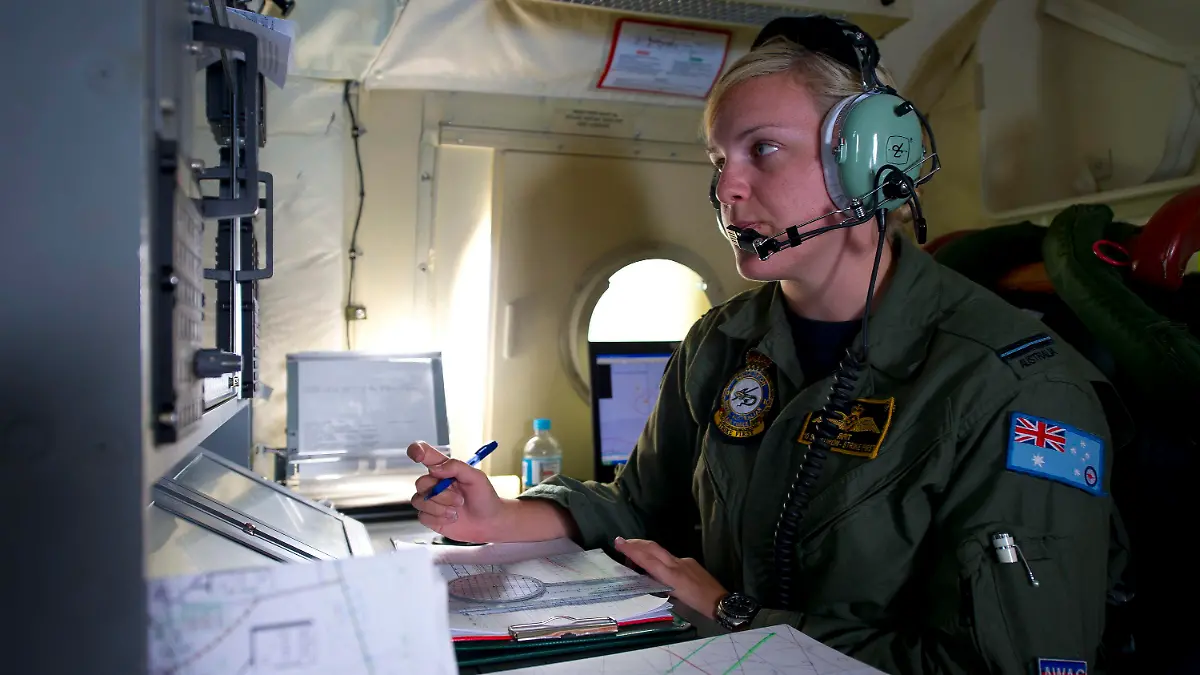 epa04134309 An Australian Department of Defence handout made available on 21 March 2014 shows Royal Australian Air Force Navigation and Communications Officer, Flying Officer Brittany Sharpe from 10 Squadron, coordinate all communications between her AP-3C Orion and other aircraft involved in the search for missing Malaysia Airlines flight MH370. EPA/Sergeant Hamish Paterson / Australian Department of Defence AUSTRALIA AND NEW ZEALAND OUT EDITORIAL USE ONLY +++(c) dpa - Bildfunk+++