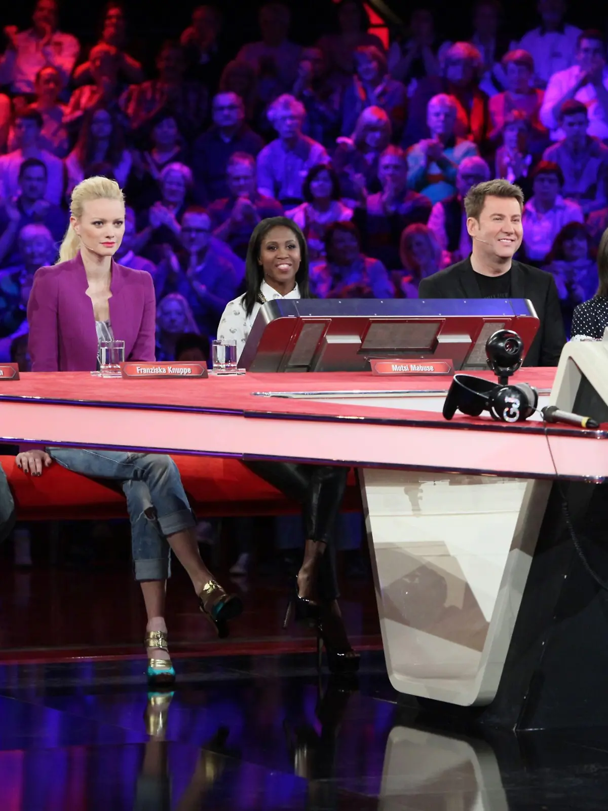 Heiner Lauterbach, Franziska Knuppe, Motsi Mabuse, Jens Riewa und Anna Thalbach (v.l..) wollen nur das eine: Günther Jauch (r.) in die Schranken weisen und für einen guten Zweck möglichst viel Geld gewinnen!