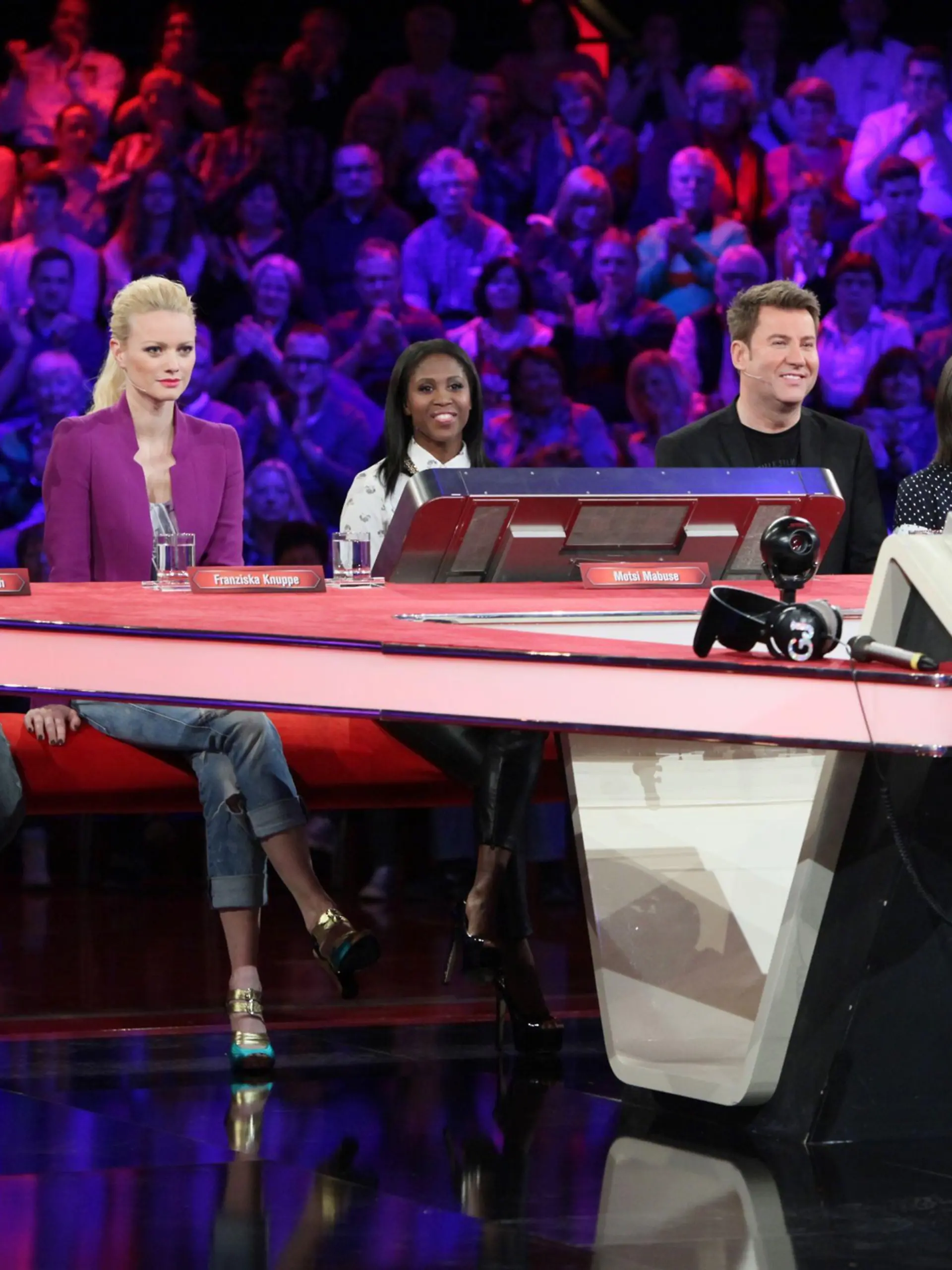 Heiner Lauterbach, Franziska Knuppe, Motsi Mabuse, Jens Riewa und Anna Thalbach (v.l..) wollen nur das eine: Günther Jauch (r.) in die Schranken weisen und für einen guten Zweck möglichst viel Geld gewinnen!