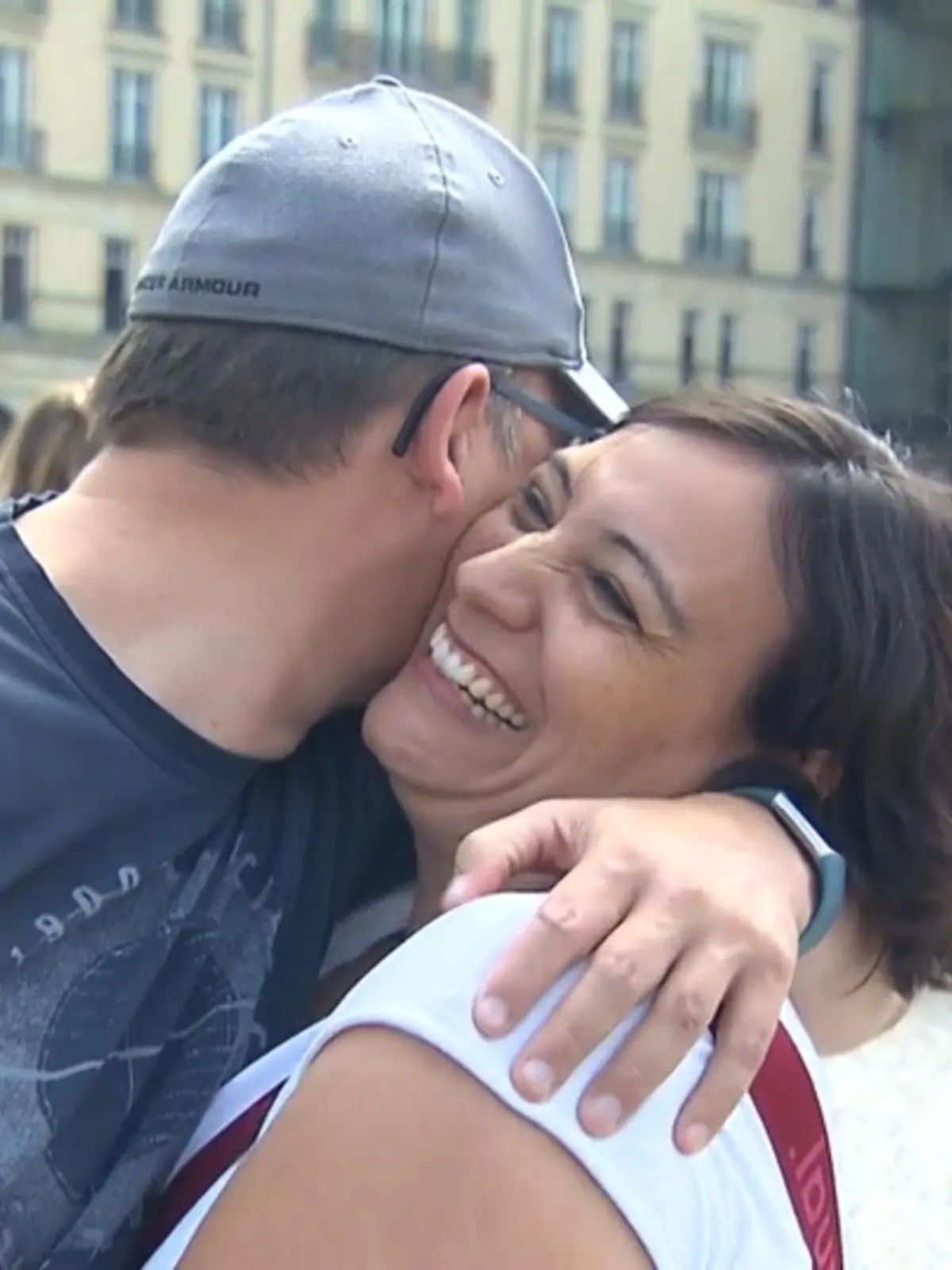 Was hat euch dieses Jahr eigentlich so richtig glücklich gemacht? Bei den Hessen ist und bleibt die Familie die Nummer eins – und auch die Liebe kam dabei nicht zu kurz! Gesundheit und Wohlbefinden lag den Menschen besonders am Herzen. Oder aber nach den langen Corona-Einschränkungen einfach endlich wieder mehr unter Menschen zu sein. Ob Liebesaktion Heiratsantrag oder der Eintracht-Sieg – das alles und noch mehr ekstatische Glücksmomente gibt’s im Videobeitrag zu entdecken.