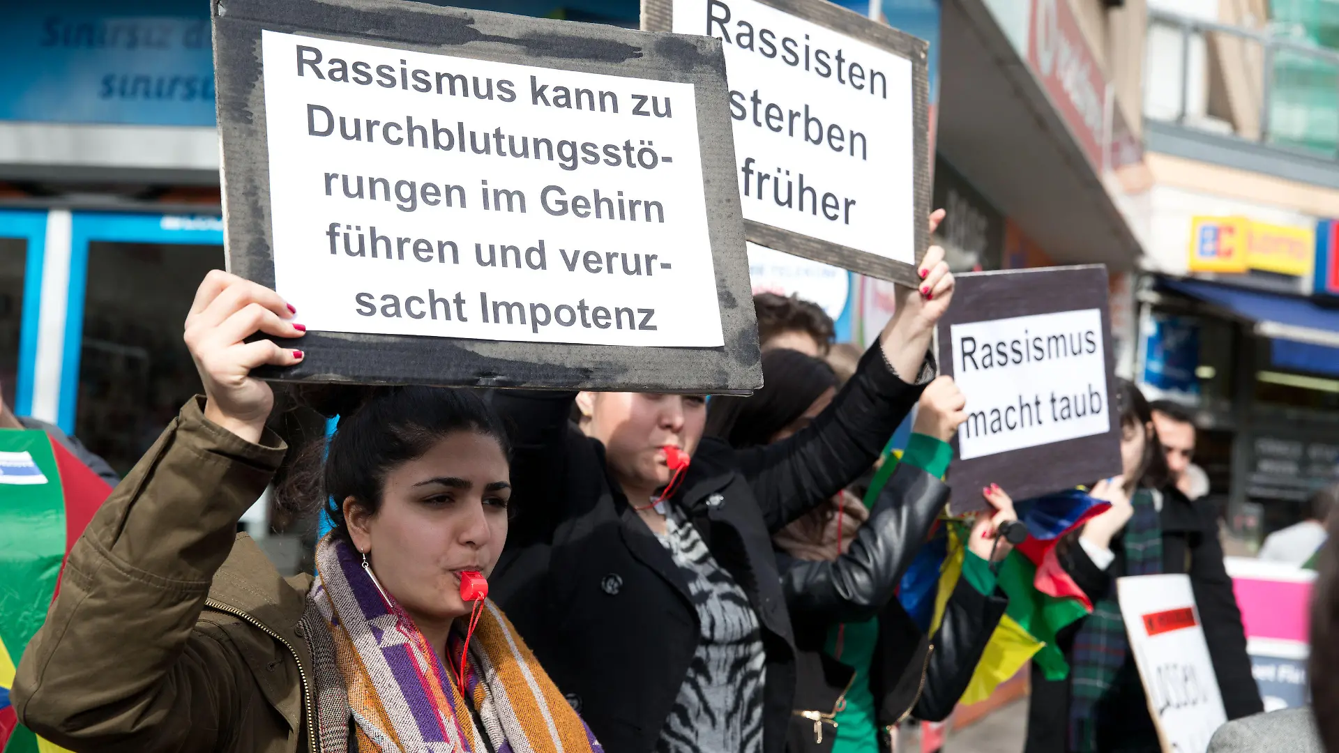 Unter dem Motto "5 vor 12" wird am 21.03.2014 am Cottbuser Tor in Berlin gegen Rassismus demonstriert. Veranstalter sind der Lesben- und Schwulenverband Berlin, der Türkische Bund Berlin-Brandenburg (TBB) und der Sportverein Türkiyemspor. Foto: Jörg Carstensen/dpa +++(c) dpa - Bildfunk+++