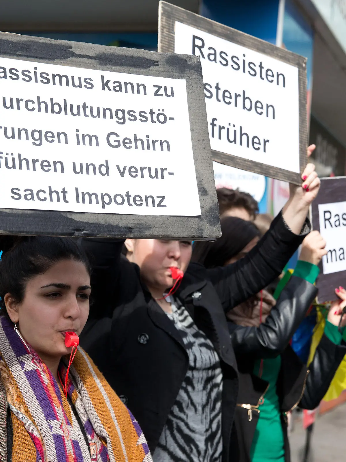 Unter dem Motto "5 vor 12" wird am 21.03.2014 am Cottbuser Tor in Berlin gegen Rassismus demonstriert. Veranstalter sind der Lesben- und Schwulenverband Berlin, der Türkische Bund Berlin-Brandenburg (TBB) und der Sportverein Türkiyemspor. Foto: Jörg Carstensen/dpa +++(c) dpa - Bildfunk+++