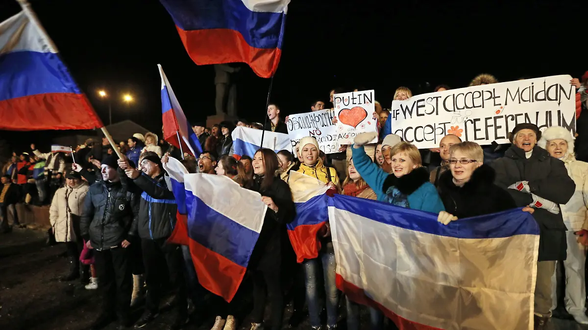 epa04131310 Crimean people cheer at the Lenin Square in Simferopol, Crimea, Ukraine,16 March 2014. Russian President Putin defied Western criticism and sanctions and signed a treaty with the leaders of Crimea and the port city of Sevastopol, making them new members of the Russian Federation. The treaty goes into force immediately, but stipulates an interim period until the end of the year to formalize their accession. The hurried move came just one day after the United States and the European Union approved additional sanctions against Russian and pro-Russian officials in Ukraine following the approval of what they regard as an 'illegal' referendum on Crimea joining Russia. EPA/YURI KOCHETKOV +++(c) dpa - Bildfunk+++