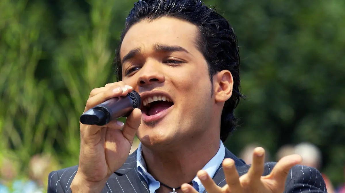 Daniel Lopes, deutscher Sänger, einer der Finalisten der TV-Show "Deutschland sucht den Superstar", am 29.6..2003 bei seinem Auftritt im ZDF-Fernsehgarten in Mainz. Mit dem Song " I love you more than yesterday " ließ er die Mädchenherzen höher schlagen.