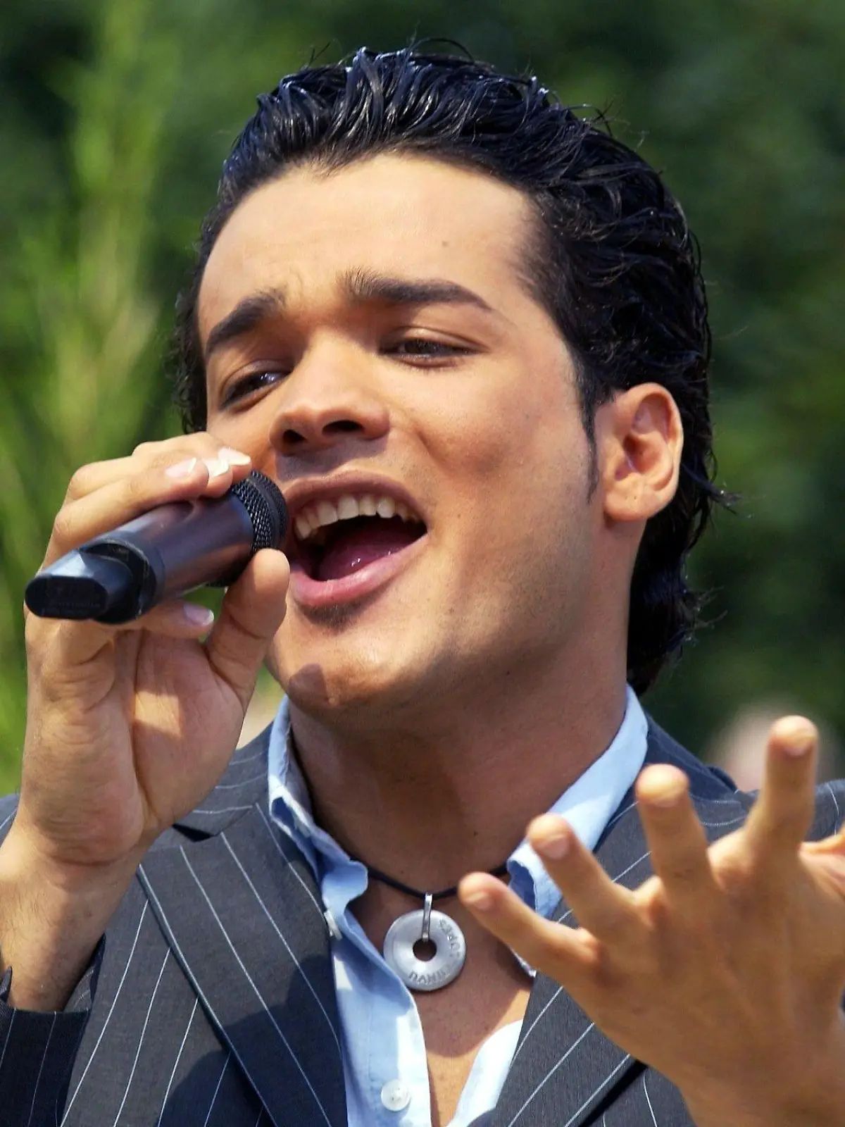 Daniel Lopes, deutscher Sänger, einer der Finalisten der TV-Show "Deutschland sucht den Superstar", am 29.6..2003 bei seinem Auftritt im ZDF-Fernsehgarten in Mainz. Mit dem Song " I love you more than yesterday " ließ er die Mädchenherzen höher schlagen.