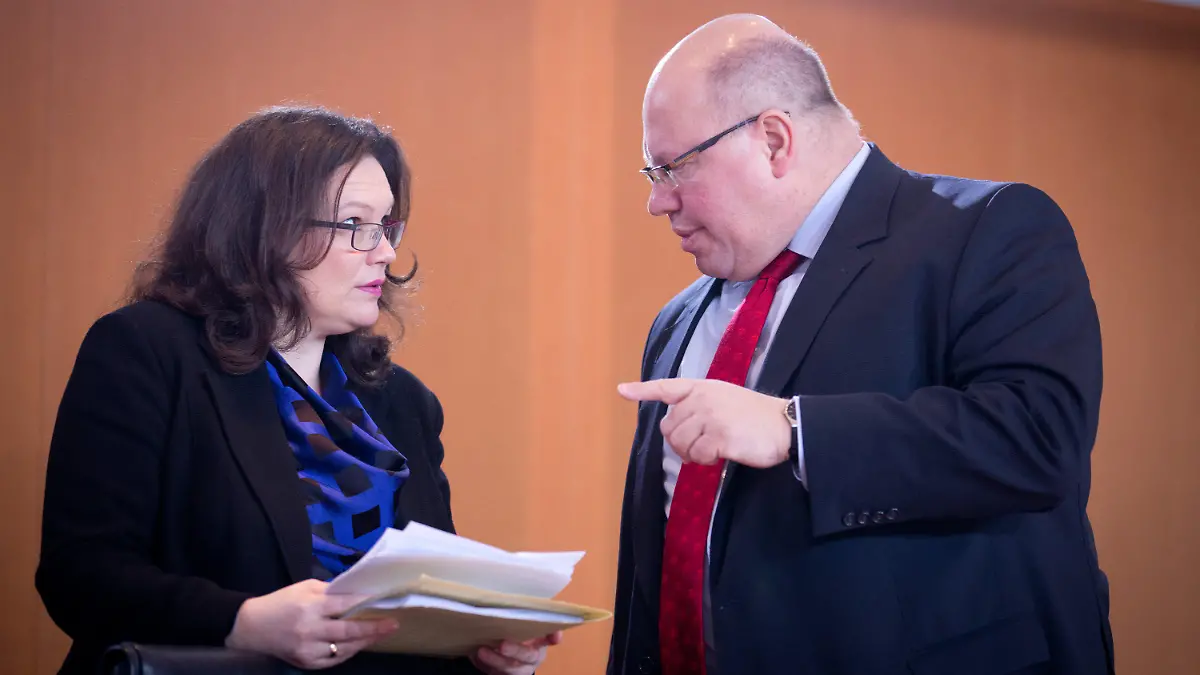 Der Chef des Bundeskanzleramtes Peter Altmaier (CDU) unterhält sich am 19.03.2014 zu Beginn der Sitzung des Bundeskabinetts im Bundeskanzleramt in Berlin mit Bundesministerin für Arbeit und Soziales Andrea Nahles (SPD). Foto: Kay Nietfeld/dpa +++(c) dpa - Bildfunk+++