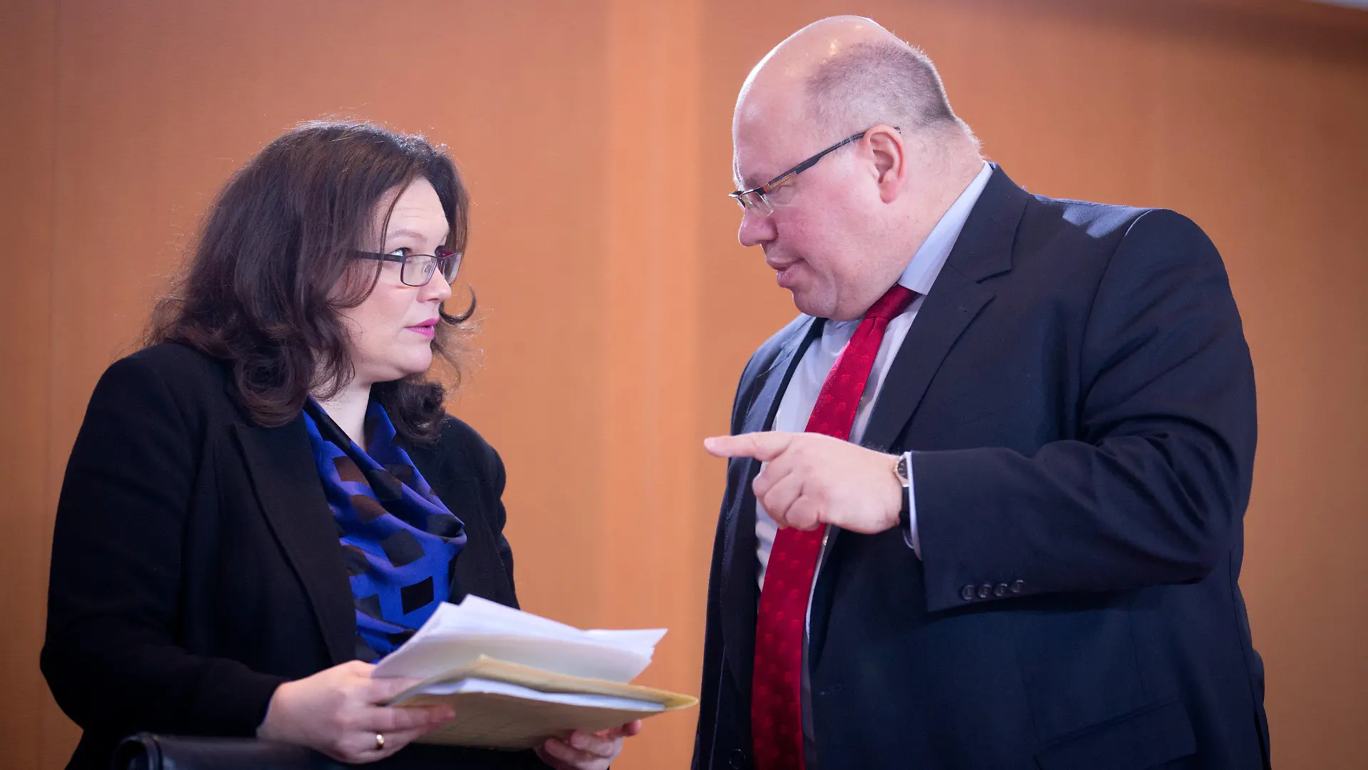 Der Chef des Bundeskanzleramtes Peter Altmaier (CDU) unterhält sich am 19.03.2014 zu Beginn der Sitzung des Bundeskabinetts im Bundeskanzleramt in Berlin mit Bundesministerin für Arbeit und Soziales Andrea Nahles (SPD). Foto: Kay Nietfeld/dpa +++(c) dpa - Bildfunk+++