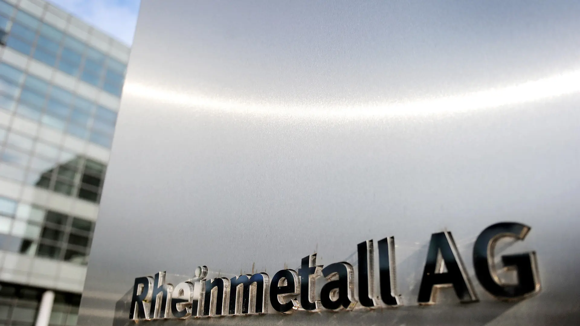 ARCHIV - Das Logo der Rheinmetall AG aufgenommen am Donnerstag (09.08.2012) in Düsseldorf. Der Rüstungs- und Autozulieferkonzern Rheinmetall stellt am MIttwoch in Düsseldorf seine Bilanz vor. Foto: Caroline Seidel dpa/lnw +++(c) dpa - Bildfunk+++