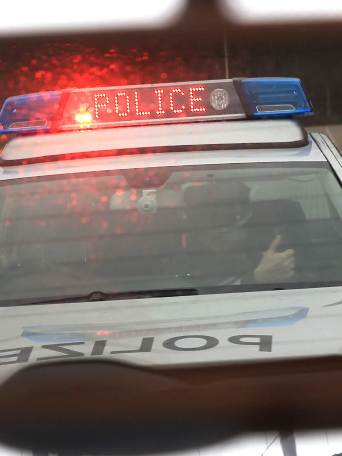 Ein Fahrzeug der Hamburger Polizei mit neuen Warn- und Unterstützungssignalen ist am 19.03.2014 bei einem Pressetermin in Hamburg im Rückspiegel eines Autos zu sehen. Mit den neuen Licht- und Tonsignalen, ein rotes Blitzlicht ("Flasher") und ein schriller Heulton ("Yelp"), will die Polizei Hamburg künftig Verkehrskontrollen durchsetzen. Foto: Christian Charisius/dpa +++(c) dpa - Bildfunk+++