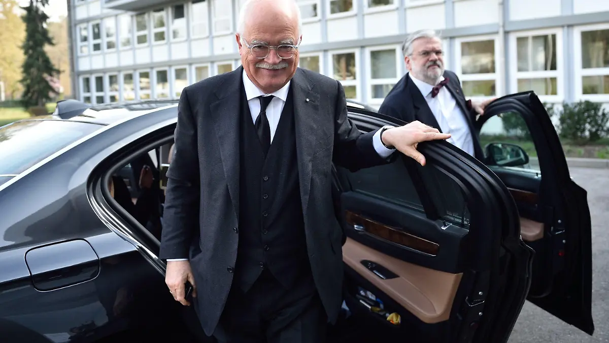 Peter Gauweiler kommt am 18.03.2014 in Karlsruhe (Baden-Württemberg) zum Bundesverfassungsgericht. Das Bundesverfassungsgericht verkündet sein Urteil über mehrere Klagen gegen den dauerhaften Euro-Rettungsschirm ESM. In Karlsruhe geklagt haben unter anderen die Bundestagsfraktion der Linken, der Verein «Mehr Demokratie» mit mehr als 37 000 Bürgern sowie CSU-Vize Peter Gauweiler. Foto: Uwe Anspach/dpa +++(c) dpa - Bildfunk+++