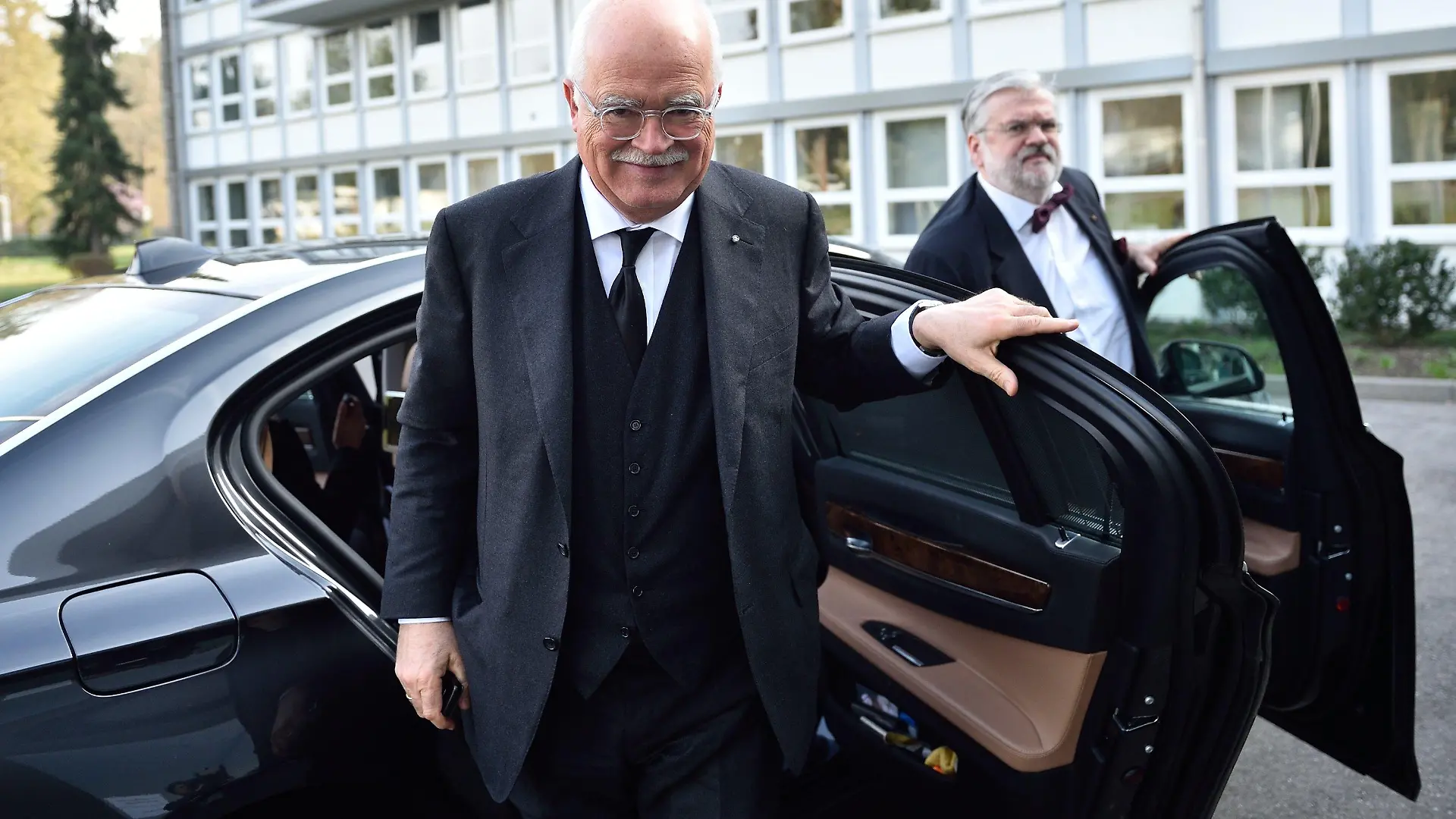 Peter Gauweiler kommt am 18.03.2014 in Karlsruhe (Baden-Württemberg) zum Bundesverfassungsgericht. Das Bundesverfassungsgericht verkündet sein Urteil über mehrere Klagen gegen den dauerhaften Euro-Rettungsschirm ESM. In Karlsruhe geklagt haben unter anderen die Bundestagsfraktion der Linken, der Verein «Mehr Demokratie» mit mehr als 37 000 Bürgern sowie CSU-Vize Peter Gauweiler. Foto: Uwe Anspach/dpa +++(c) dpa - Bildfunk+++