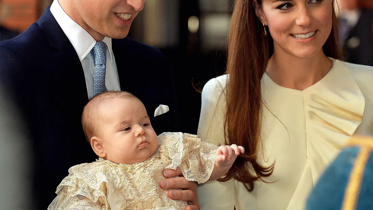 epa04106540 (FILE) A file picture dated 23 October 2013 shows Britain's Prince William (L), Duke of Cambridge and Catherine (R), Duchess of Cambridge arriving with their three-month-old son, Prince George of Cambridge (C), ahead of his christening at Chapel Royal in St James's Palace, central London, Britain. Prince George will travel with his parents when the duke and duchess will make a visit to Australia and New Zealand. The three-weeks tour is scheduled for 07 to 25 April 2014. EPA/JOHN STILLWELL UK AND IRELAND OUT EDITORIAL USE ONLY *** Local Caption *** 51052910 +++(c) dpa - Bildfunk+++