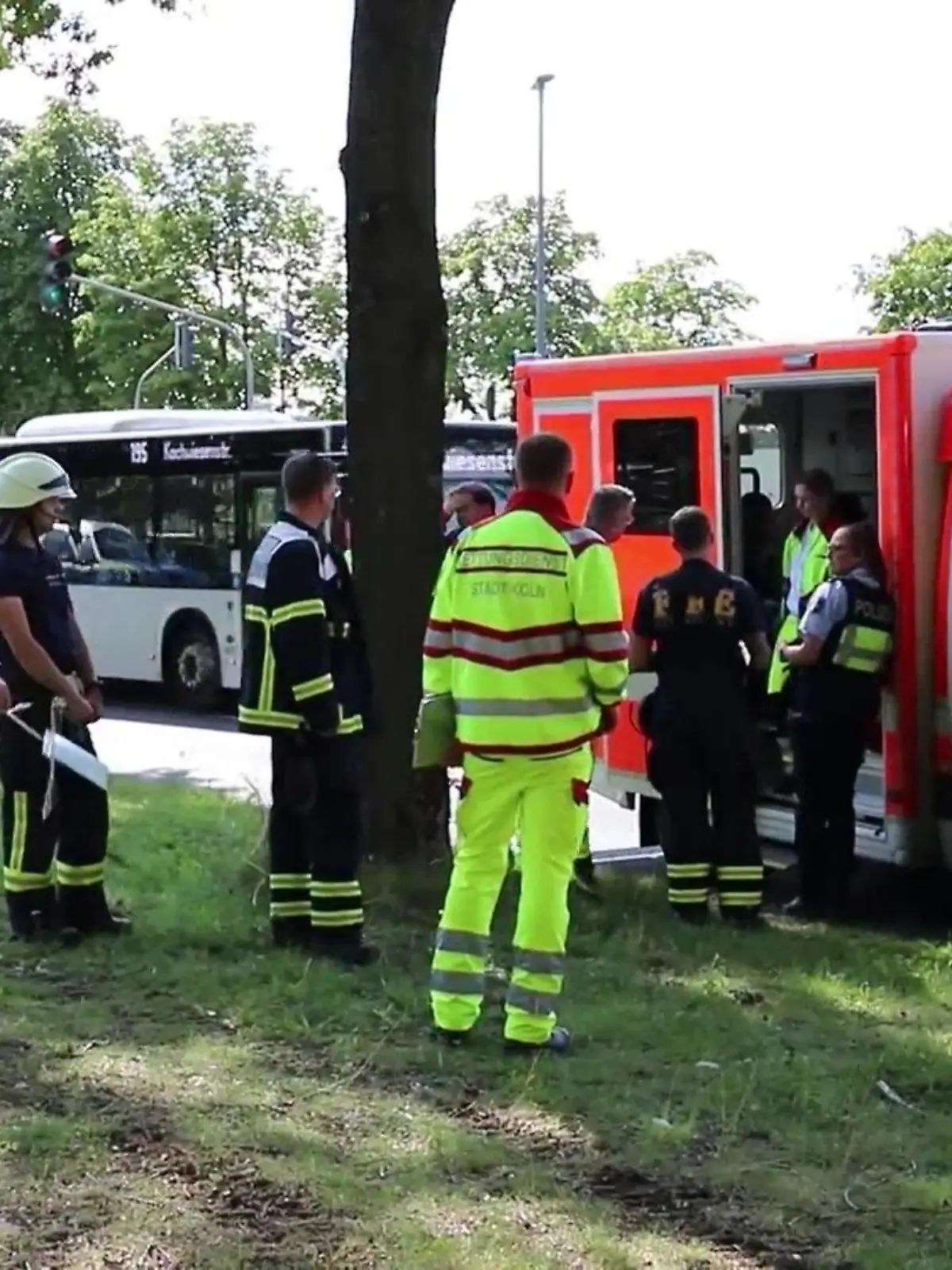 Eine Routinekontrolle in Köln endet für zwei Polizisten im Krankenhaus. Sie wollten sich am Mittwoch ein geparktes Auto genauer anschauen. Die zwei Insassen reagieren darauf aber aggressiv und gehen auf die Beamten los. Die werden dabei schwer verletzt.